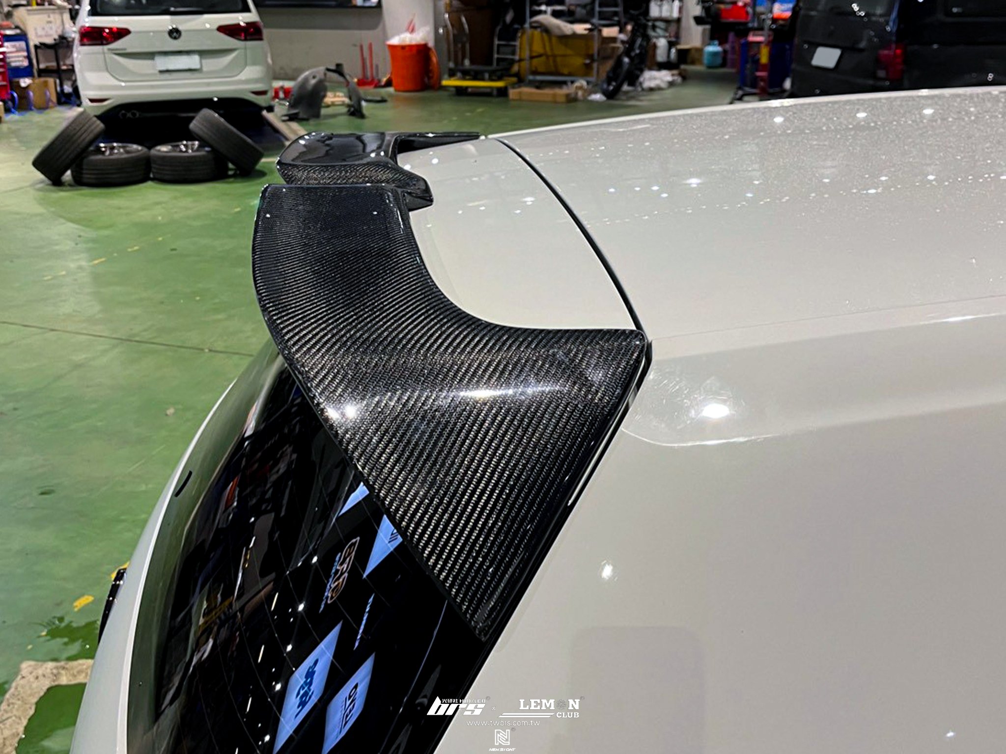 Volkswagen Golf 7 GTI 安裝 副廠三件式前下巴+原廠GTI標+類MAX側裙+類MAX後下擾流+類O碳纖維尾翼+Leyo後雨刷移除塞+前黑標+後黑標