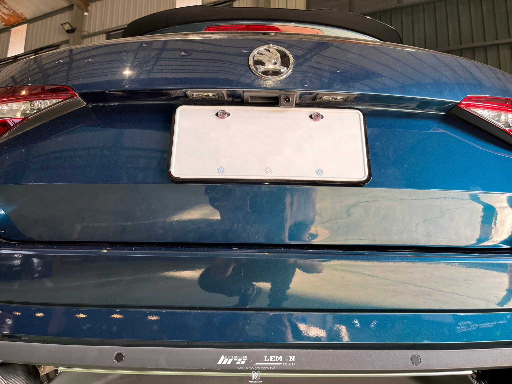 Skoda Superb 安裝 把手式倒車顯影鏡頭(無軌跡版)+Leyo後雨刷移除塞