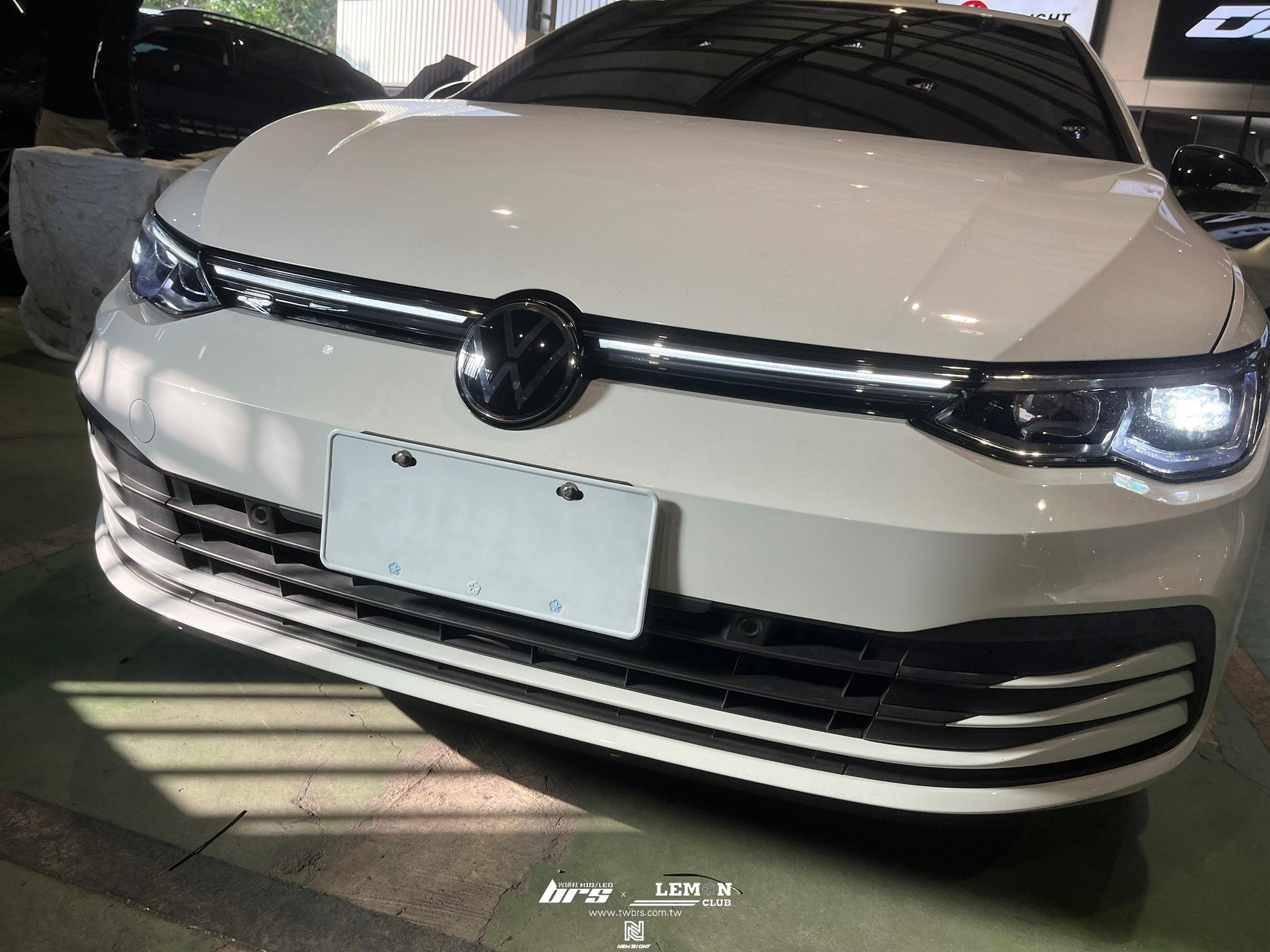 Volkswagen Golf 8 安裝 R-Line水箱罩含連貫式燈條+鋼琴黑後視鏡蓋
