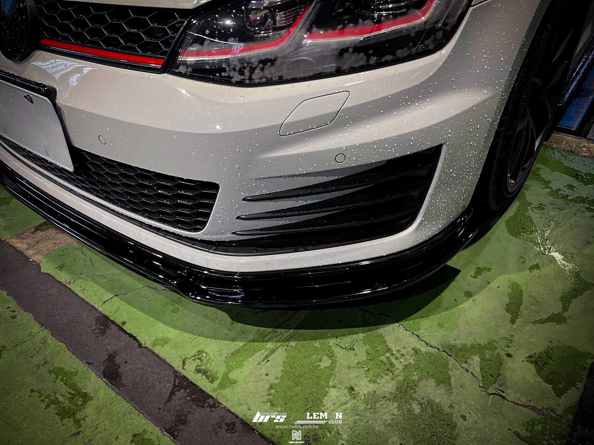 Volkswagen Golf 7 GTI 安裝 RZ款鋼琴黑前下巴