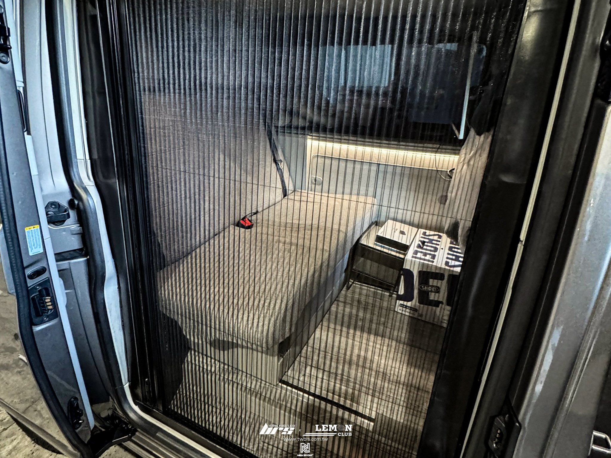 Volkswagen T6 加州號 安裝 中門紗窗/隱私簾