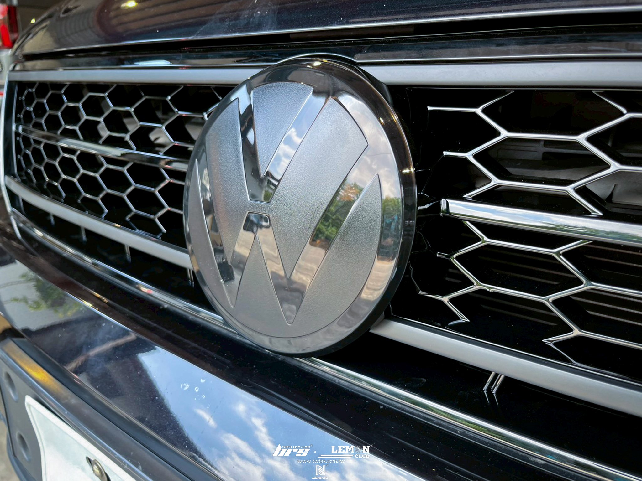 Volkswagen New Tiguan 安裝 附換檔撥片觸碰方向盤+原廠21年式方向盤氣囊+前黑標+後黑標+專用副廠蜂巢水箱罩+LEYO皮革自排排檔頭