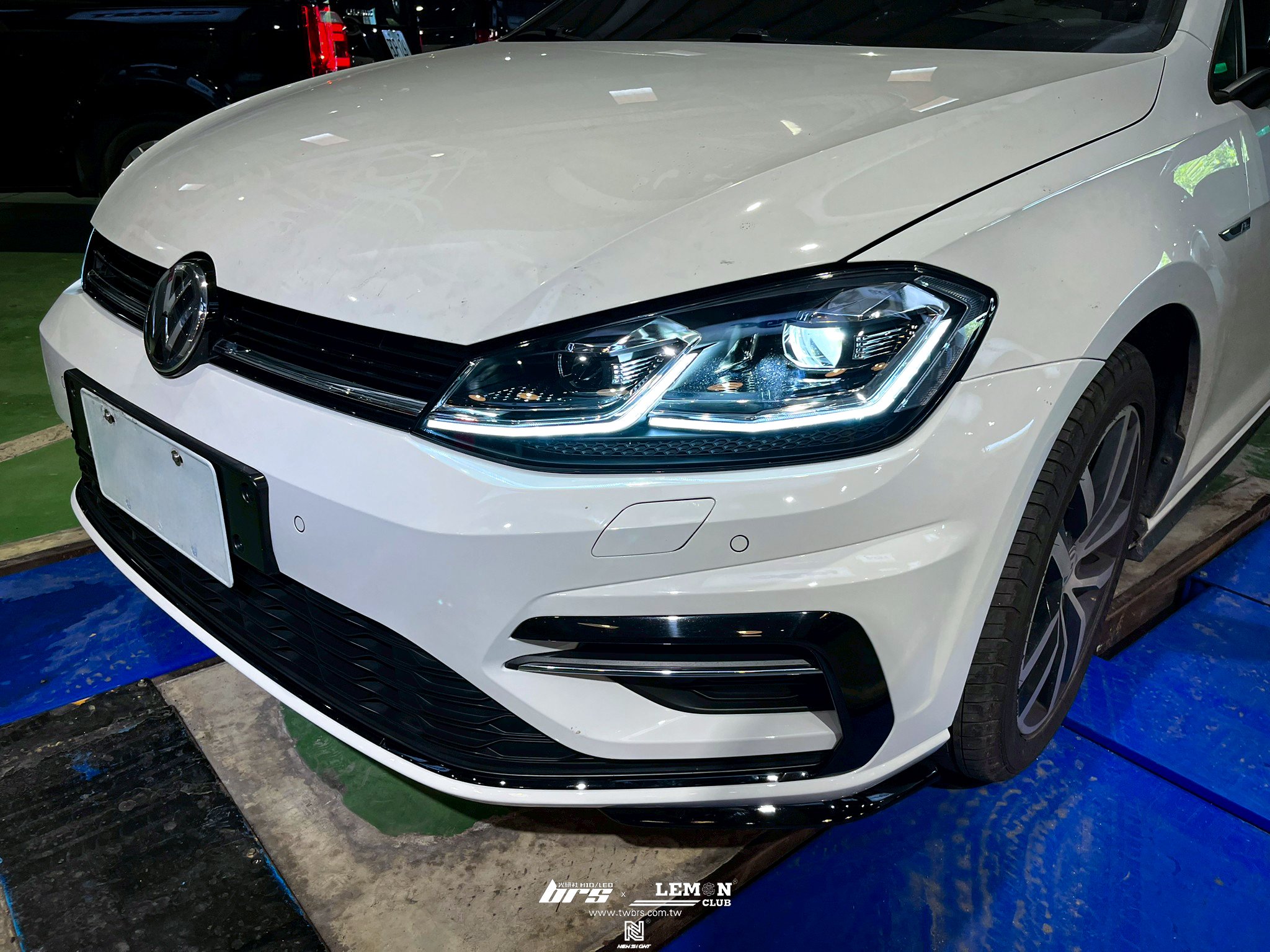 Volkswagen Golf 7.5 安裝 R-Line式樣副廠前保桿+銀線魚眼大燈總成+水箱下固定架+右前大燈支架