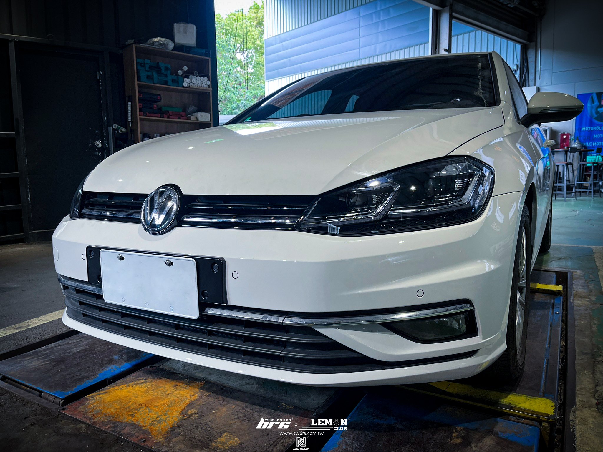 Volkswagen Golf 7.5 安裝 大燈上支架+副廠引擎蓋+副廠葉子板+副廠前保內鐵+副廠水箱架+副廠變速箱冷卻器+副廠前保桿內支架+銀線魚眼大燈總成+前保桿