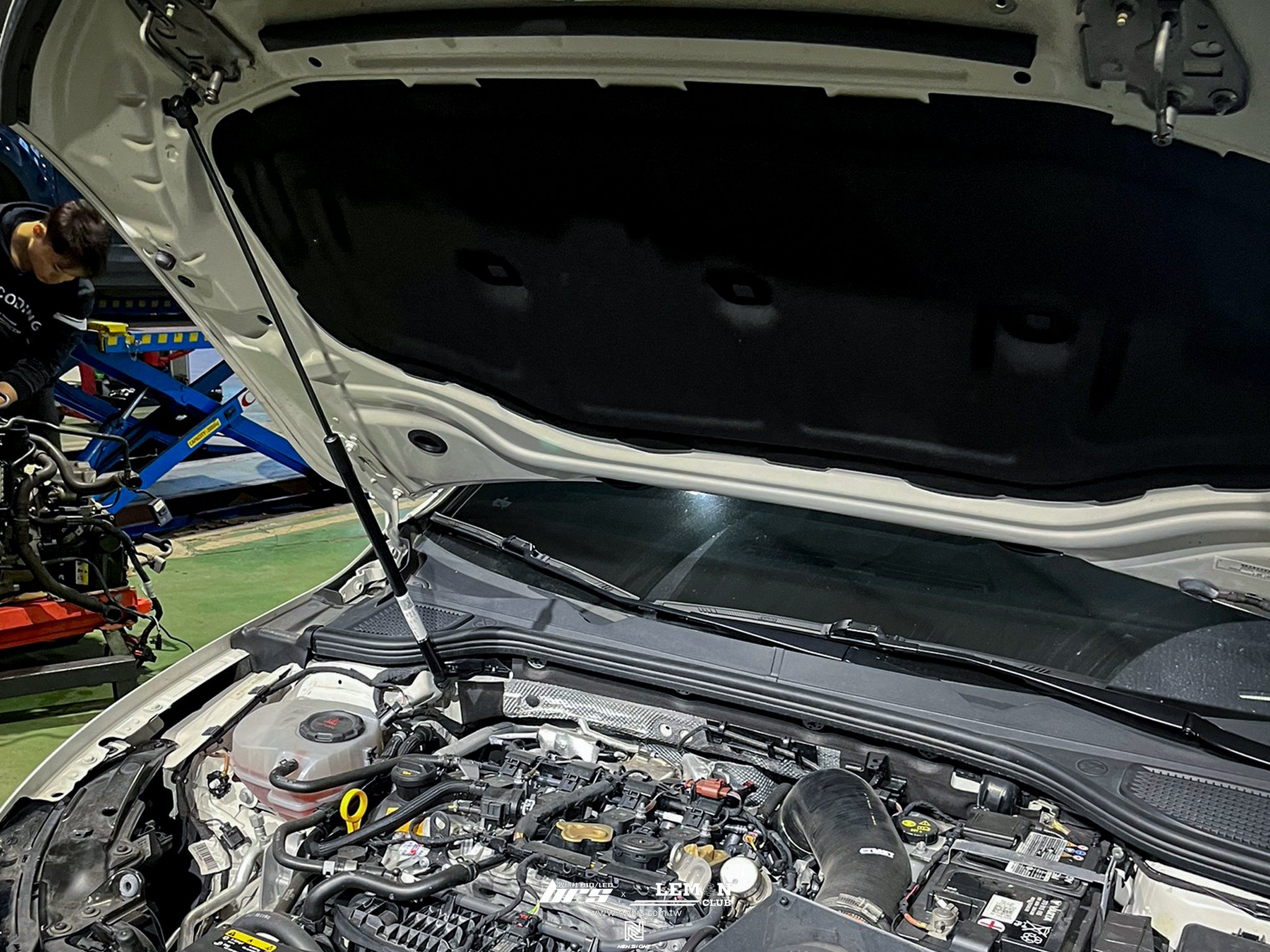 Volkswagen Golf 8 GTI 安裝 引擎蓋油壓撐桿