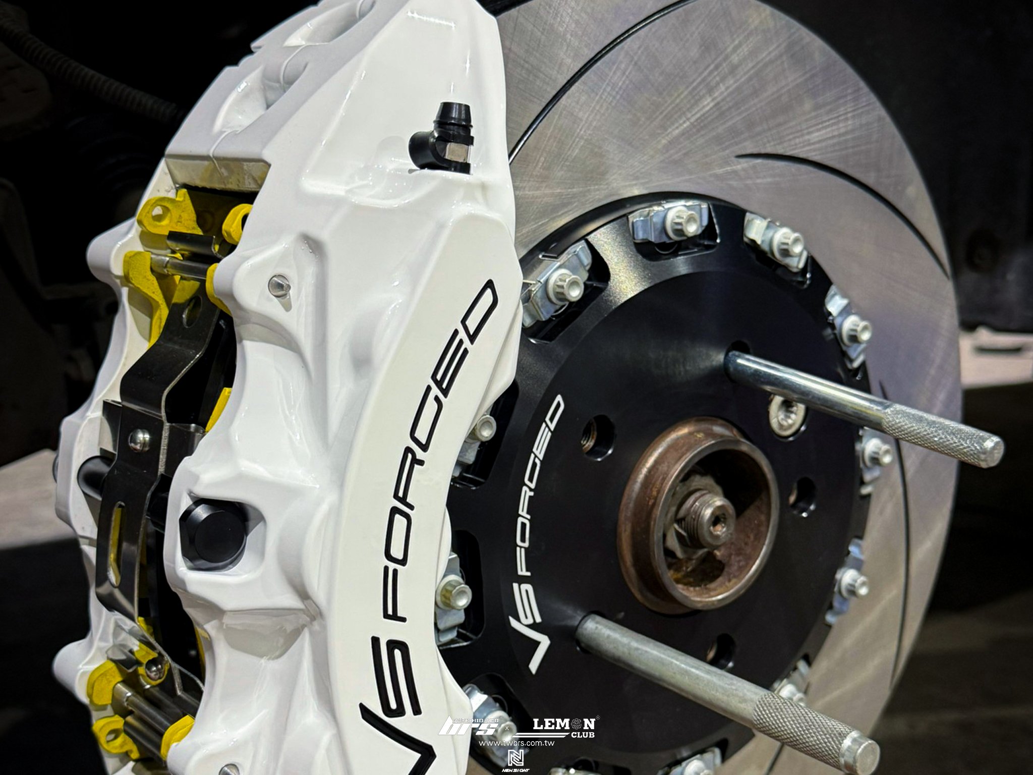 Volkswagen T5 安裝 VS_FORGED前六活塞+VS_FORGED後四活塞+前後380mm浮動碟盤+機械式手煞車機構+DOT4號剎車油更換