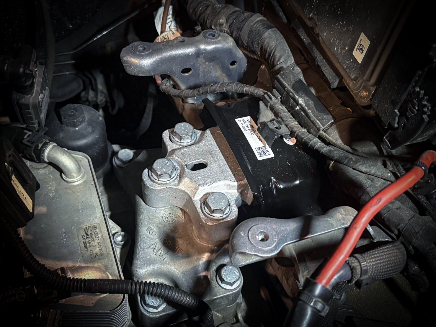 Volkswagen Touran 保養 原廠引擎腳更換+原廠變速箱腳更換