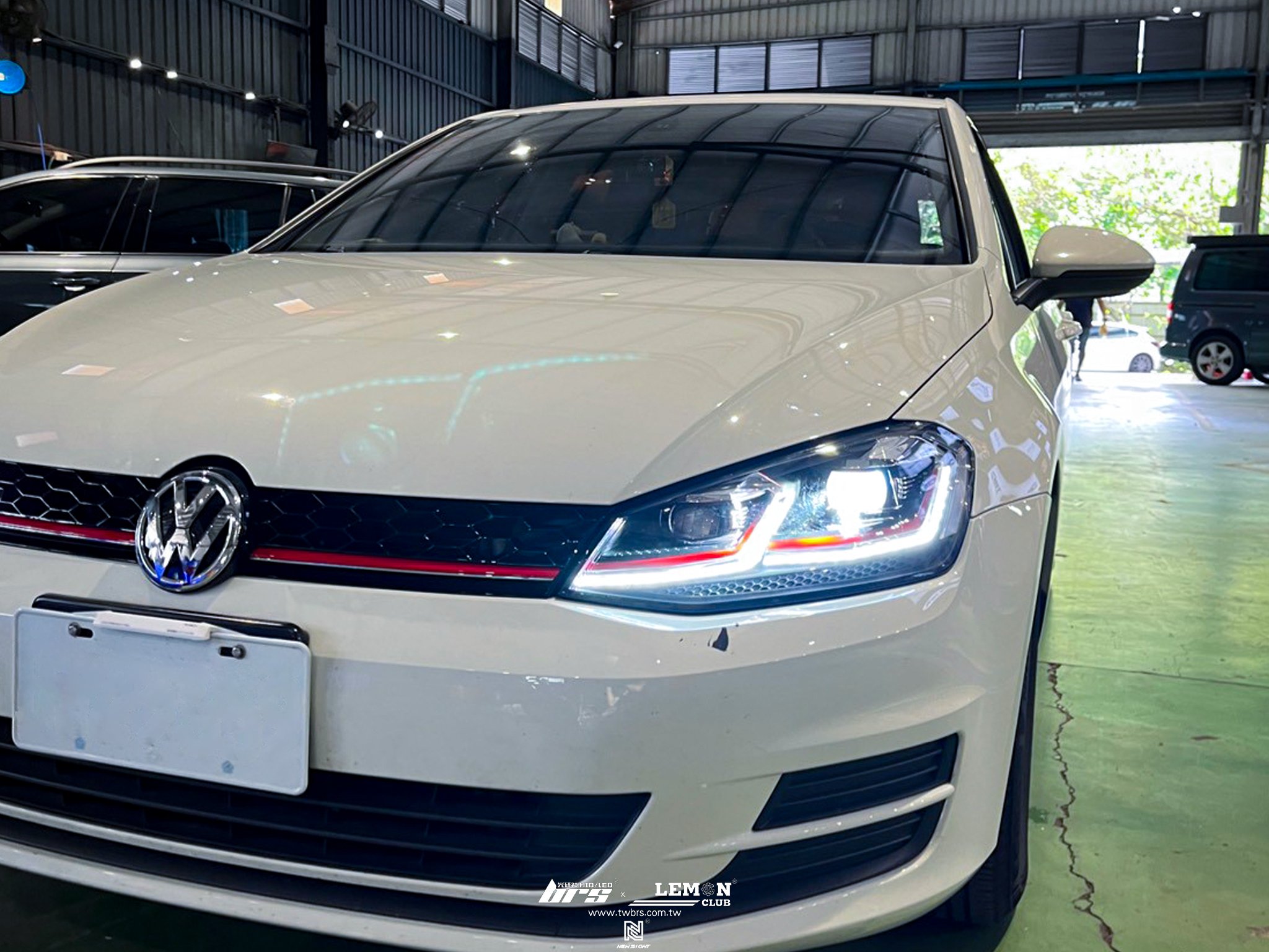 Volkswagen Golf 7 安裝 7改7.5式樣紅線魚眼大燈總成+D2H 6500K 高階款LED+7改7.5代副廠流水LED尾燈+副廠水箱罩+ASPEC尾翼+後視鏡LED流水方向燈