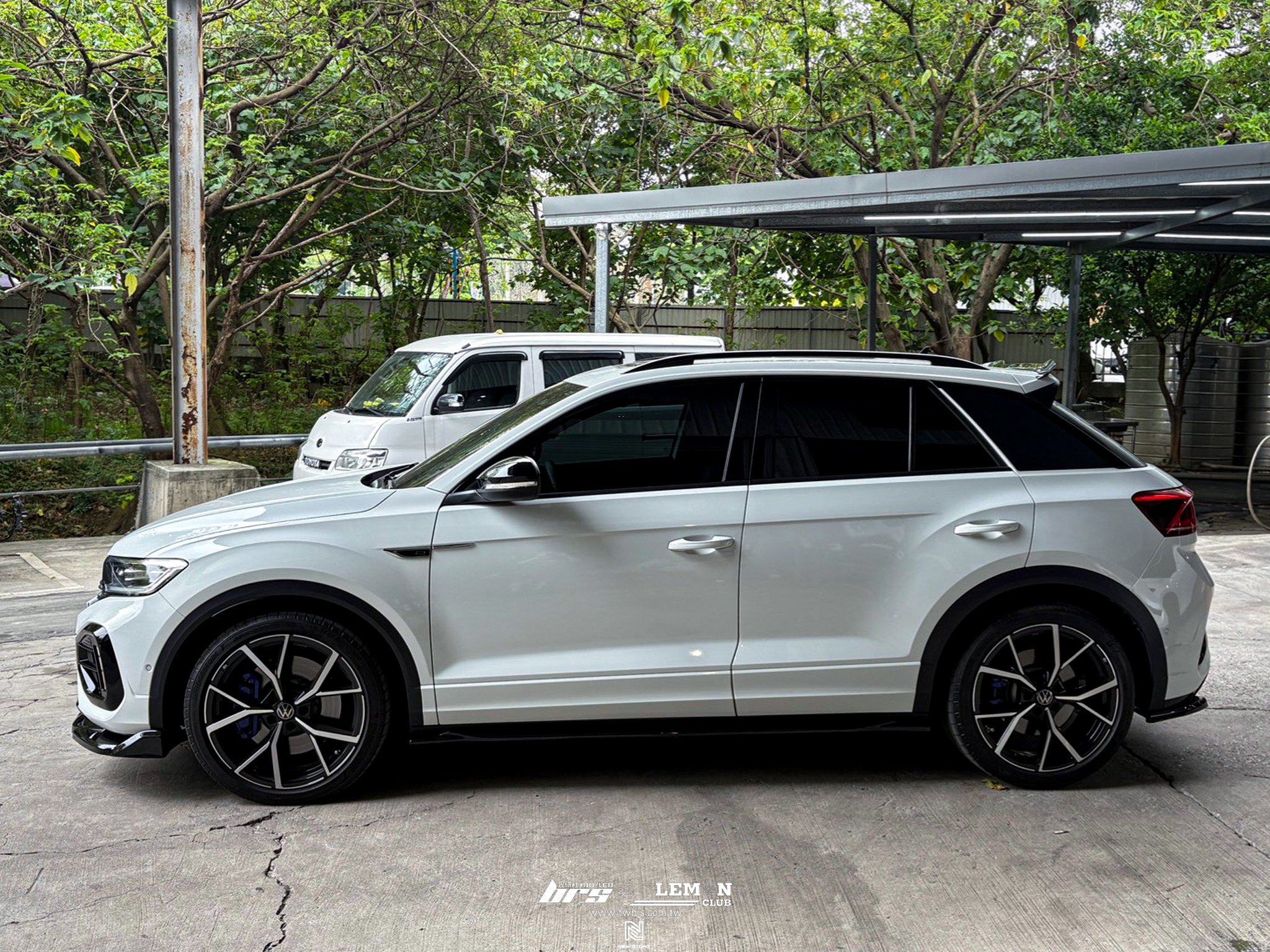 Volkswagen T-ROC R 安裝 類MAX前下巴-V1+類MAX側裙+類MAX後下擾流+後包角-V1+類MAX尾翼+類MAX後下包角+MQB冷氣外置濾芯