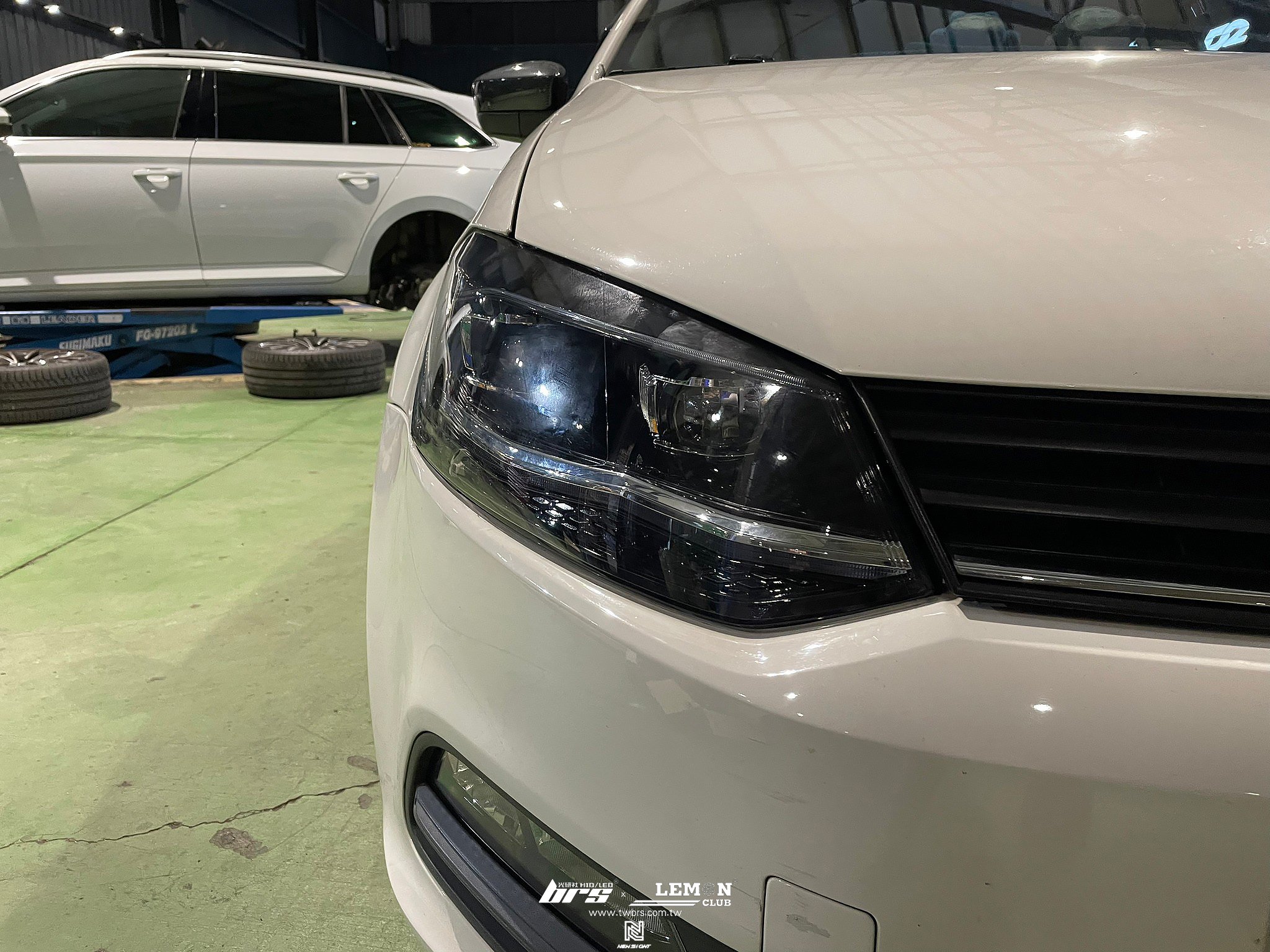 Volkswagen Polo 安裝 類AW大燈總成