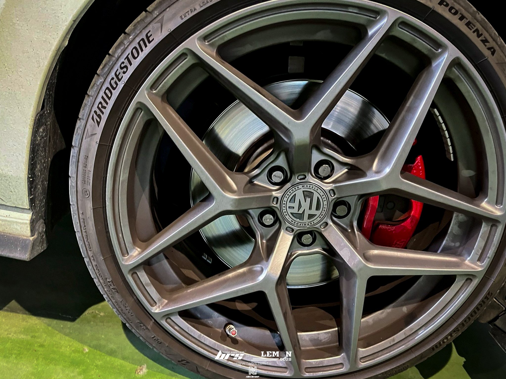 Volkswagen Golf 8 GTI 安裝 RSM鈦灰螺絲