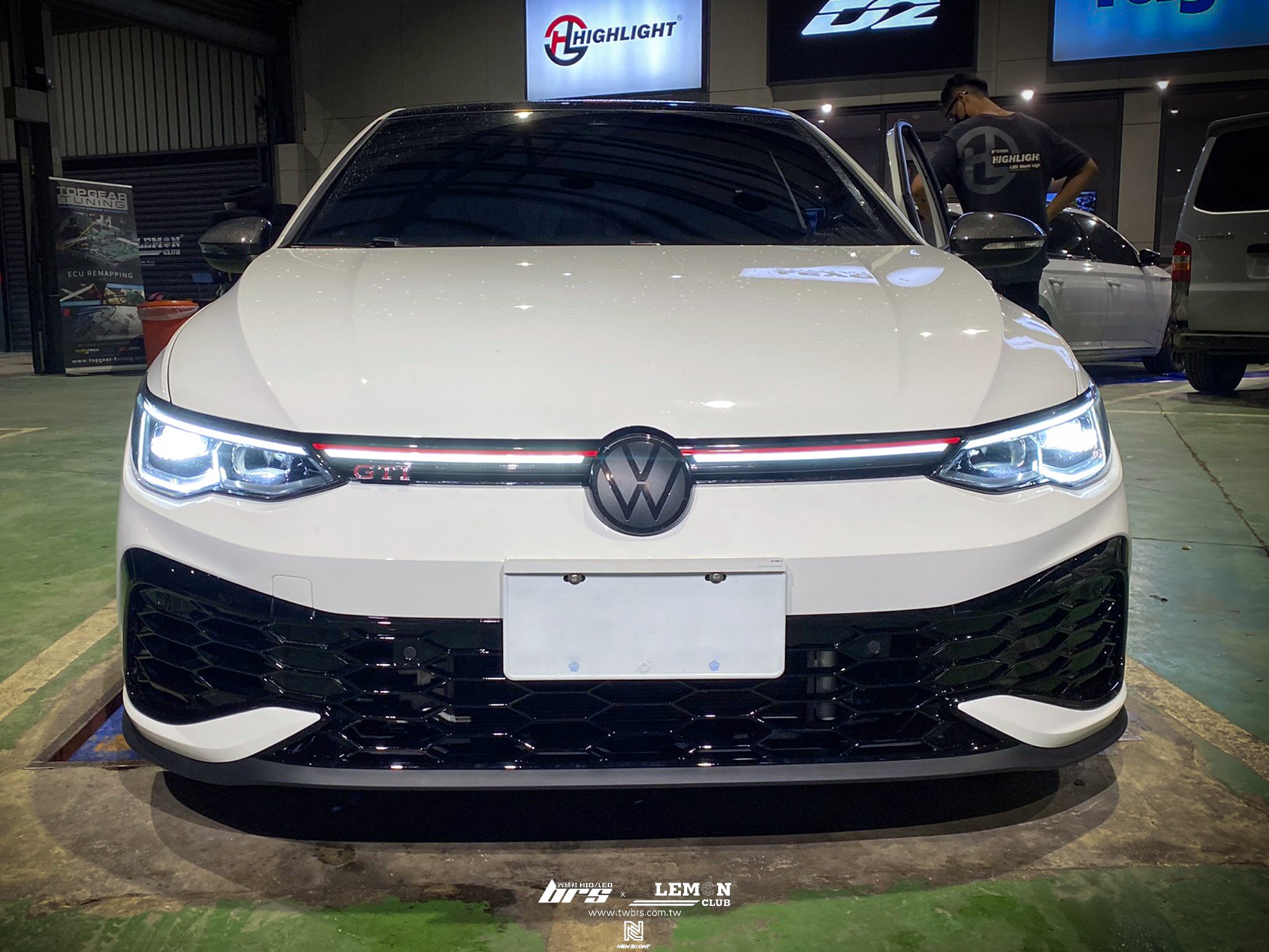 Volkswagen Golf 8 GTI 安裝 CS前保桿+夜色套件