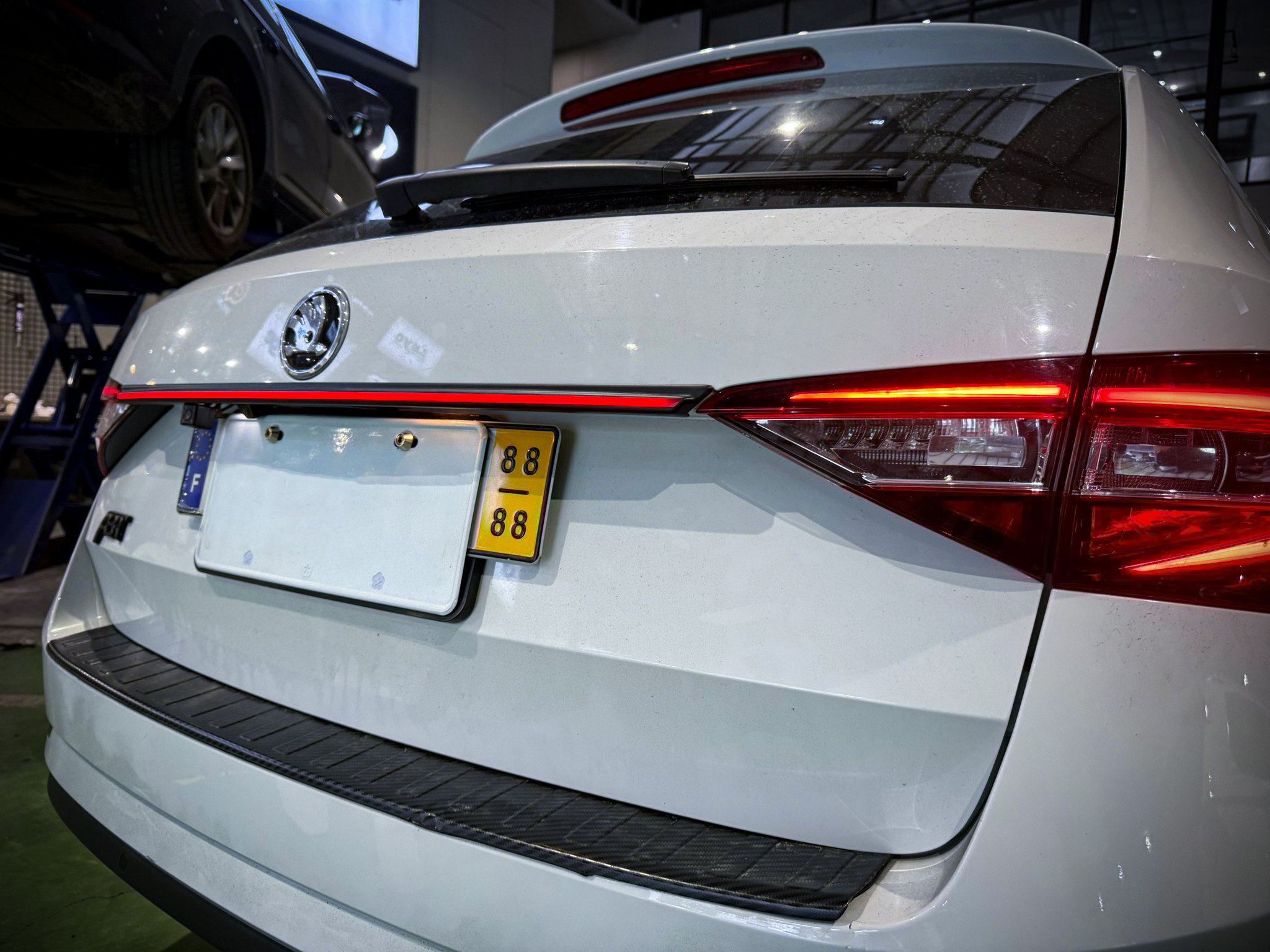 Skoda Superb 安裝 專用貫穿尾燈