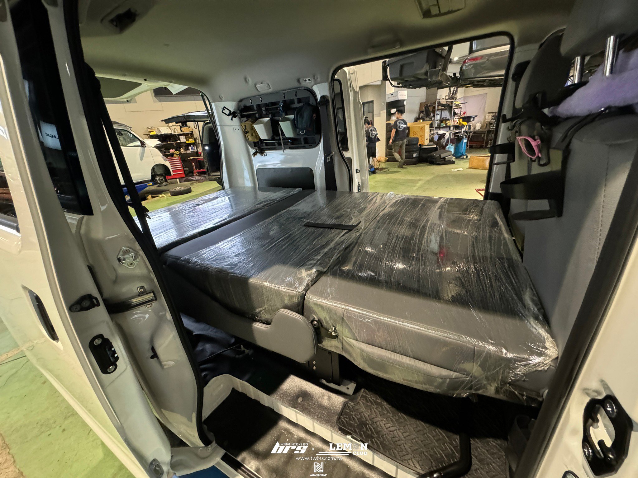 Toyota Town Ace 安裝 三摺床椅（內建ISOFIX)+電控整合式床椅底座(原廠鎖點)+離鐵電池 420AH