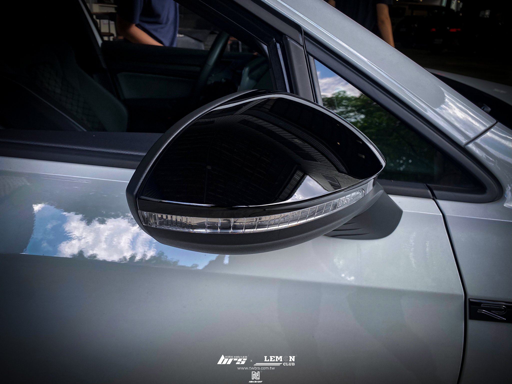 Volkswagen Golf 8 安裝 亮黑後視鏡蓋