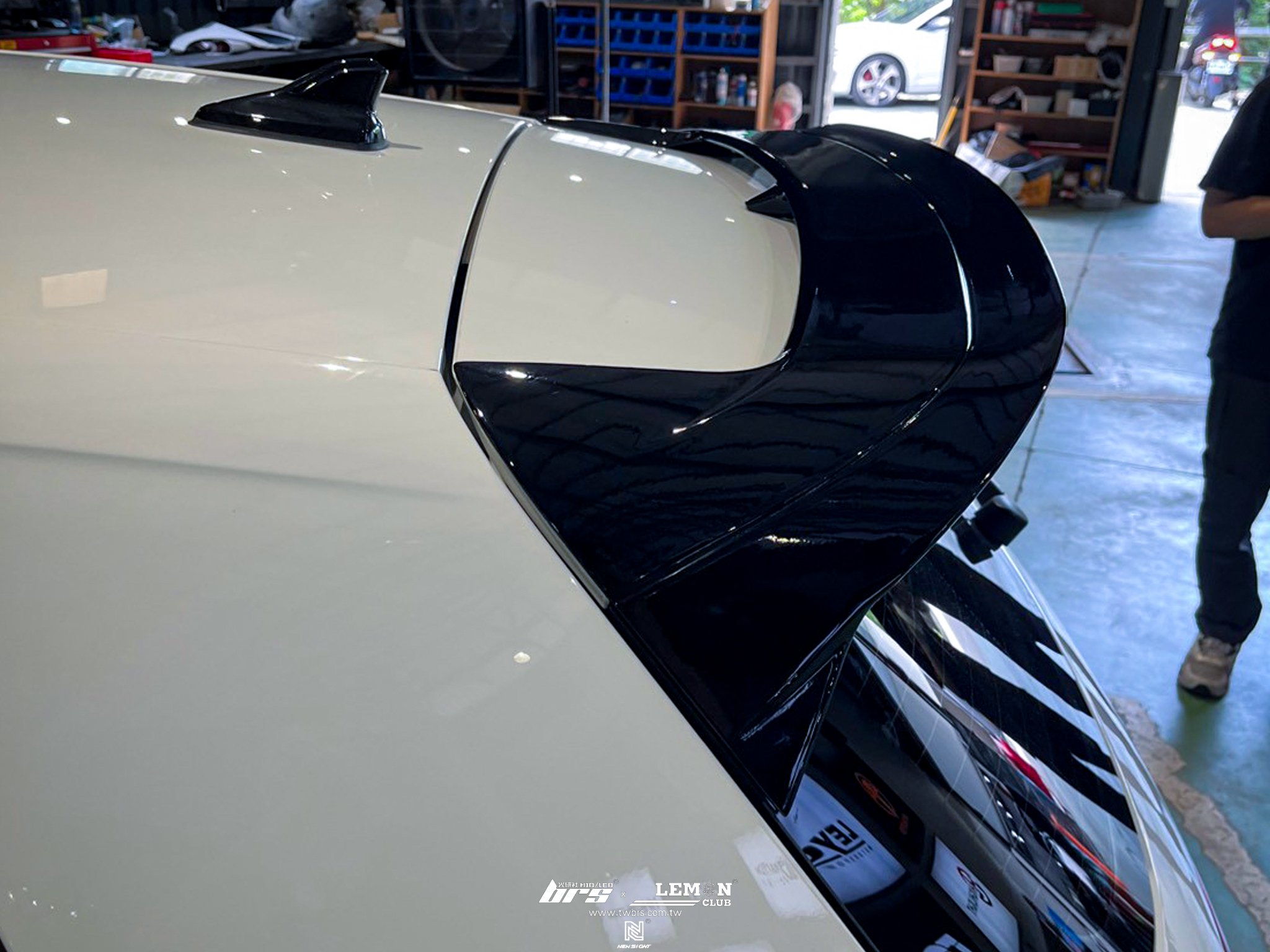 Volkswagen Golf 8 GTI 安裝 副廠CS款尾翼