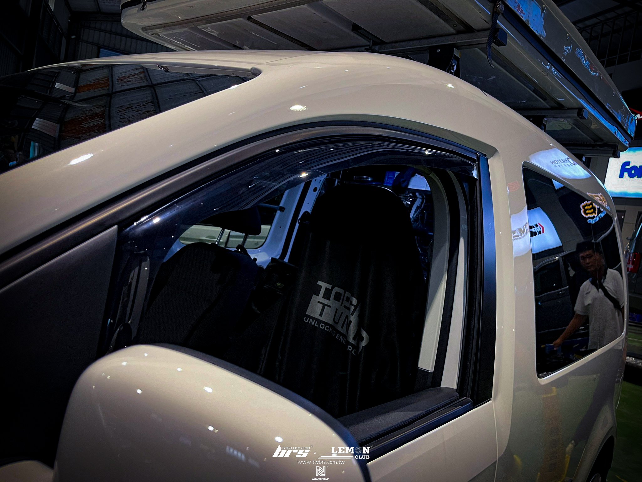 Volkswagen Caddy 安裝 崁入式晴雨窗