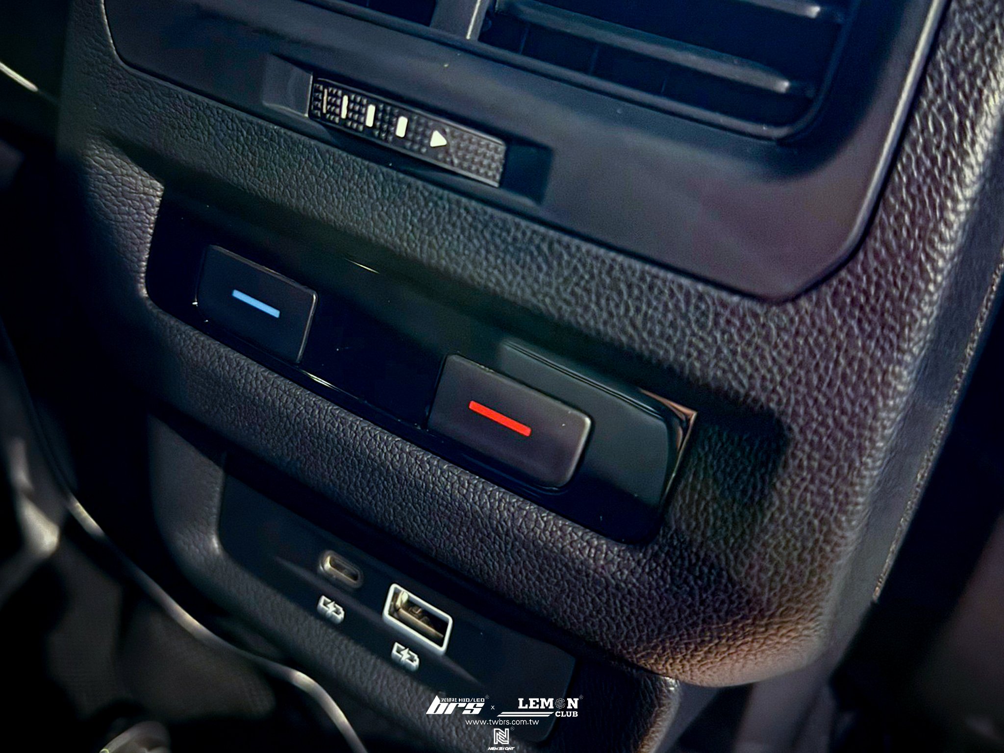 Volkswagen Touran 安裝 原廠後座USB充電座