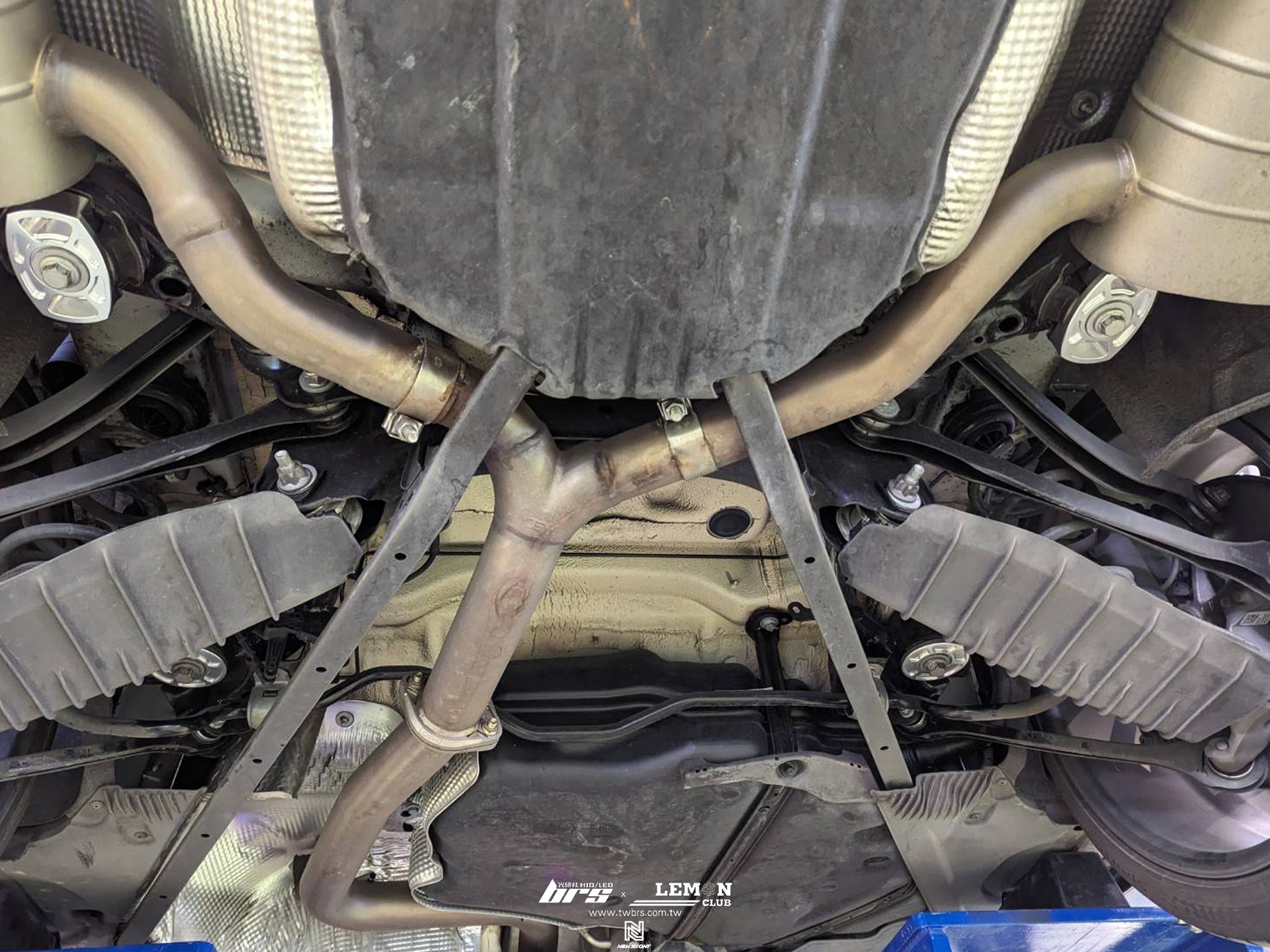 Audi A5 安裝 工字樑襯套+集氣箱+尾翼側標