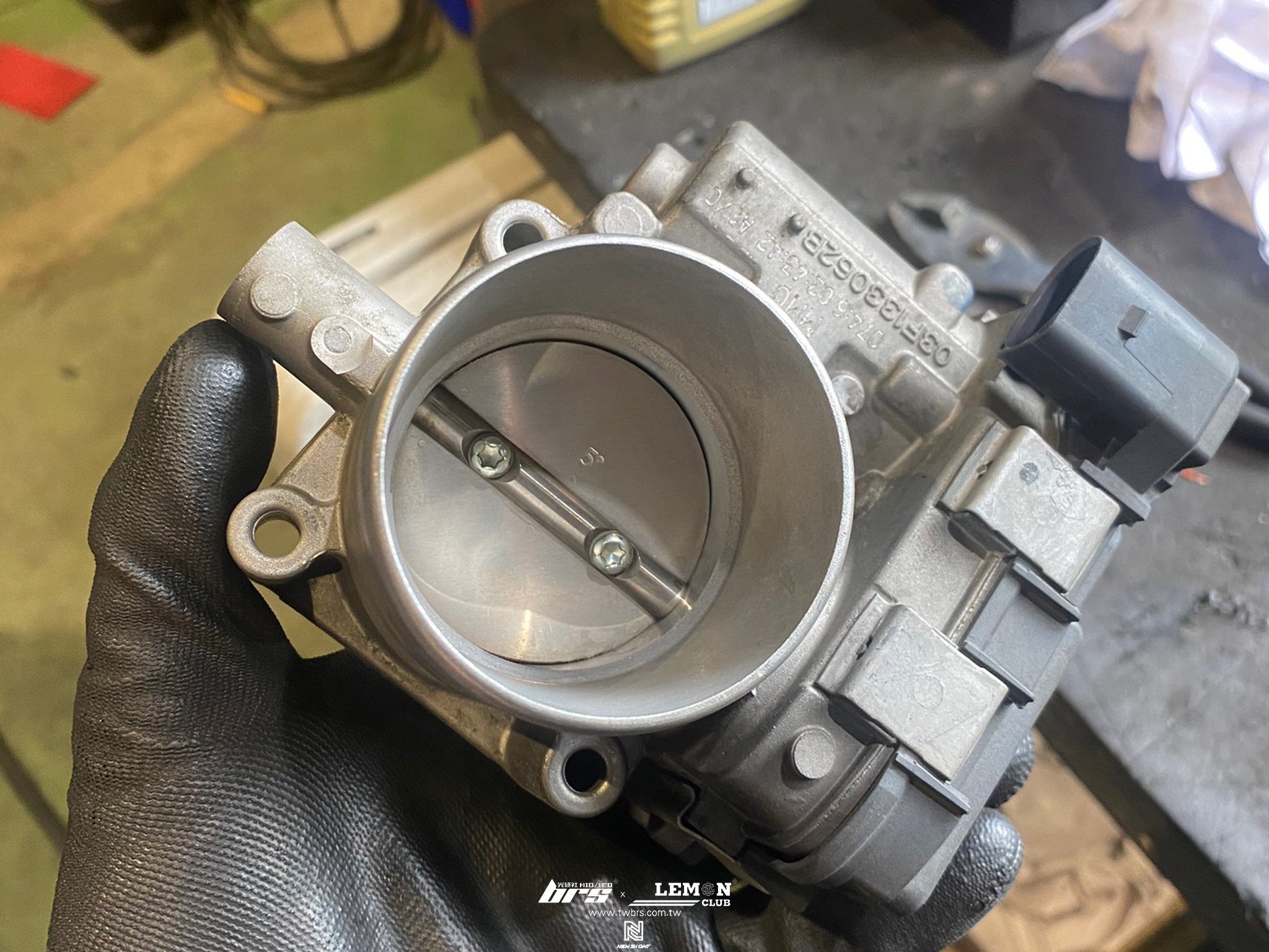 Skoda Octavia 保養 德國Rheinol萊茵機油5W30更換+原廠機油芯更換+原廠洩油螺絲+墊片更換+原廠外皮帶+惰輪更換+節氣門清洗