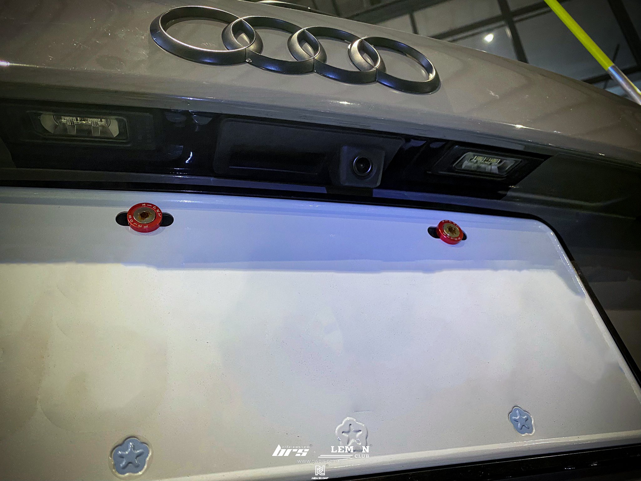 Audi A3 安裝 MIB主機專用把手式倒車鏡頭