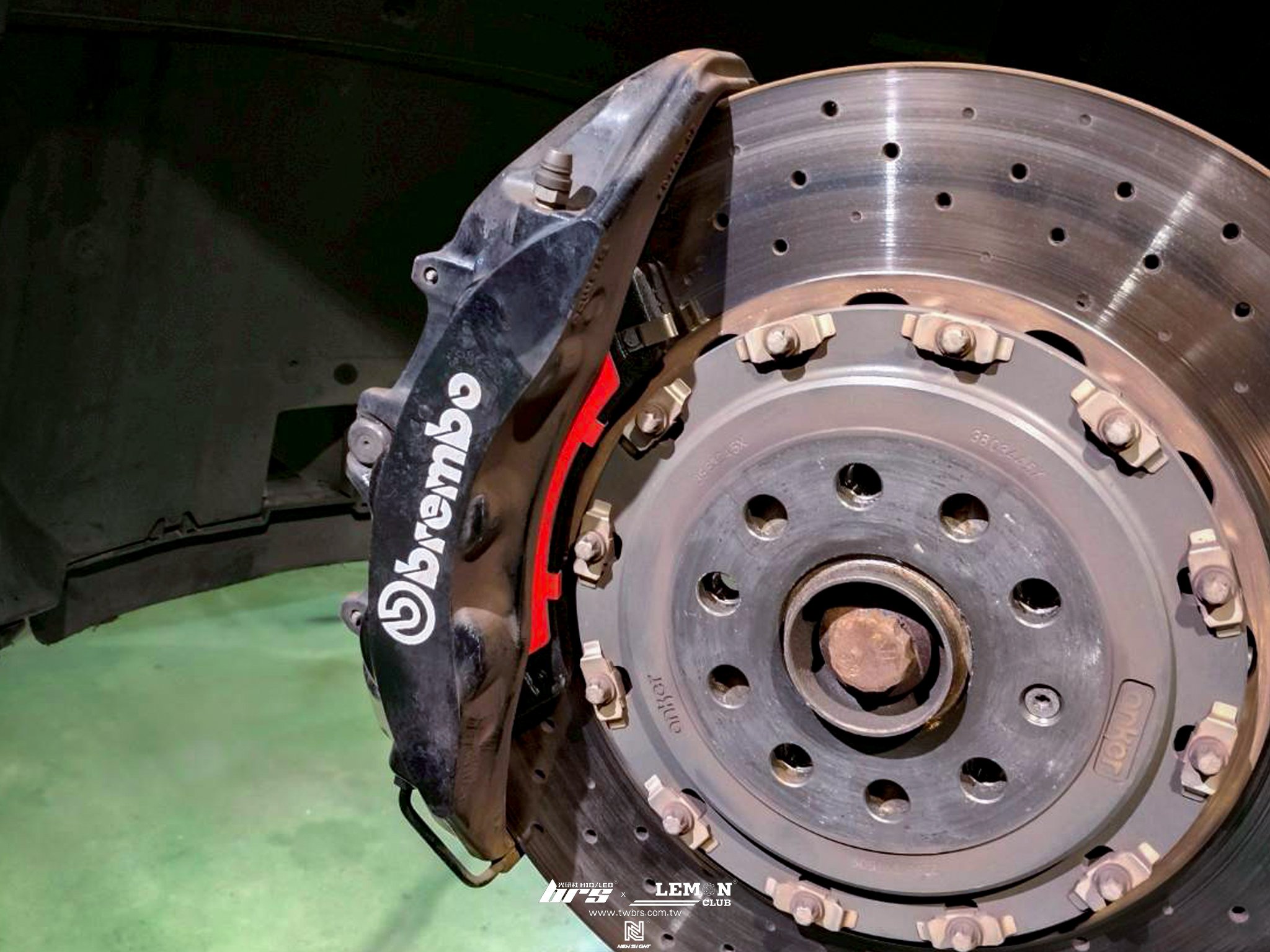 Volkswagen Passat B8 安裝 前Brembo來令片(紅皮)+後Brembo來令片(紅皮)