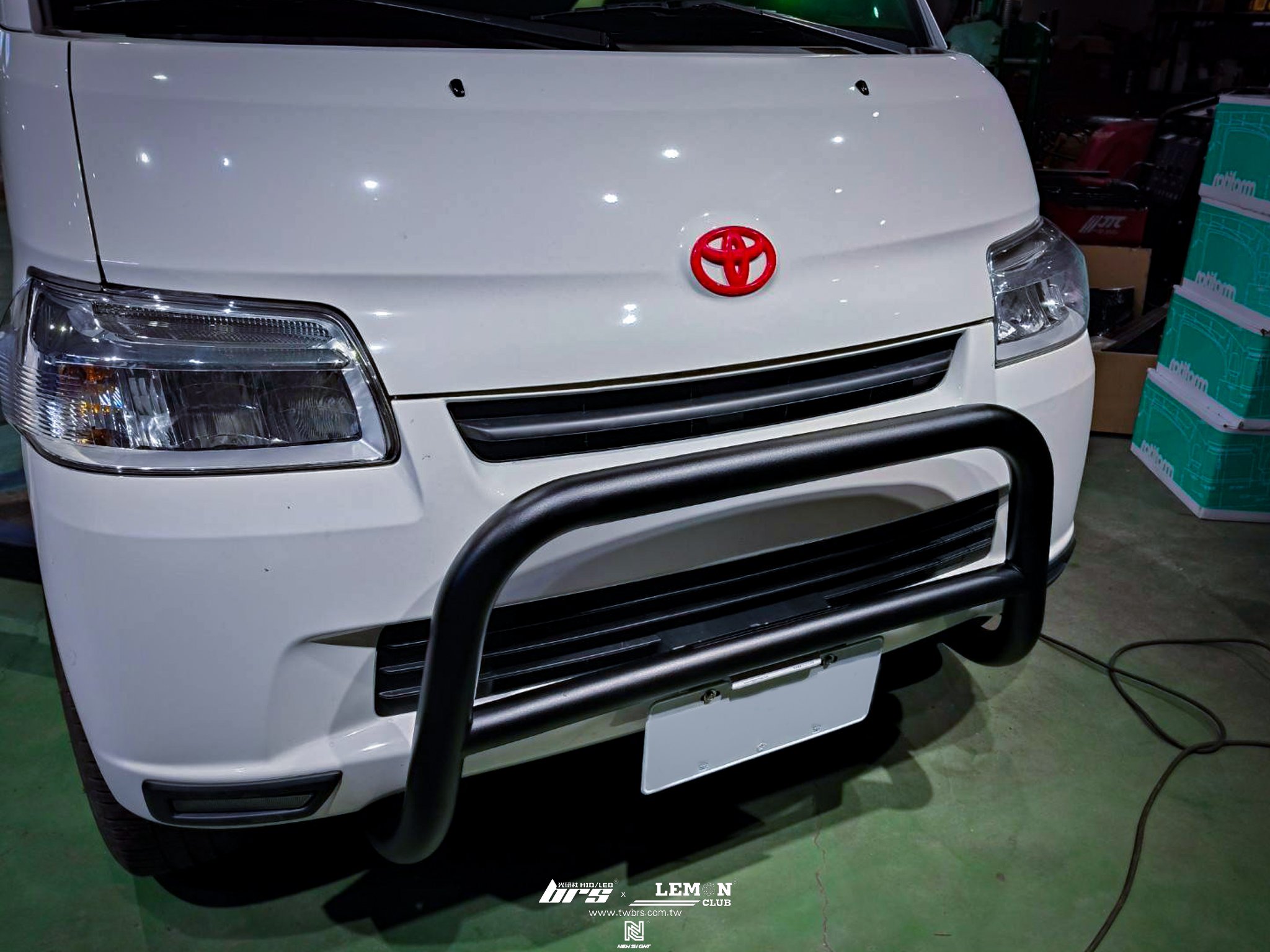 Toyota Town Ace 安裝 前防撞桿+後防撞桿+後座室內燈+電子油門加速器+HARDRACE方向機固定襯套
