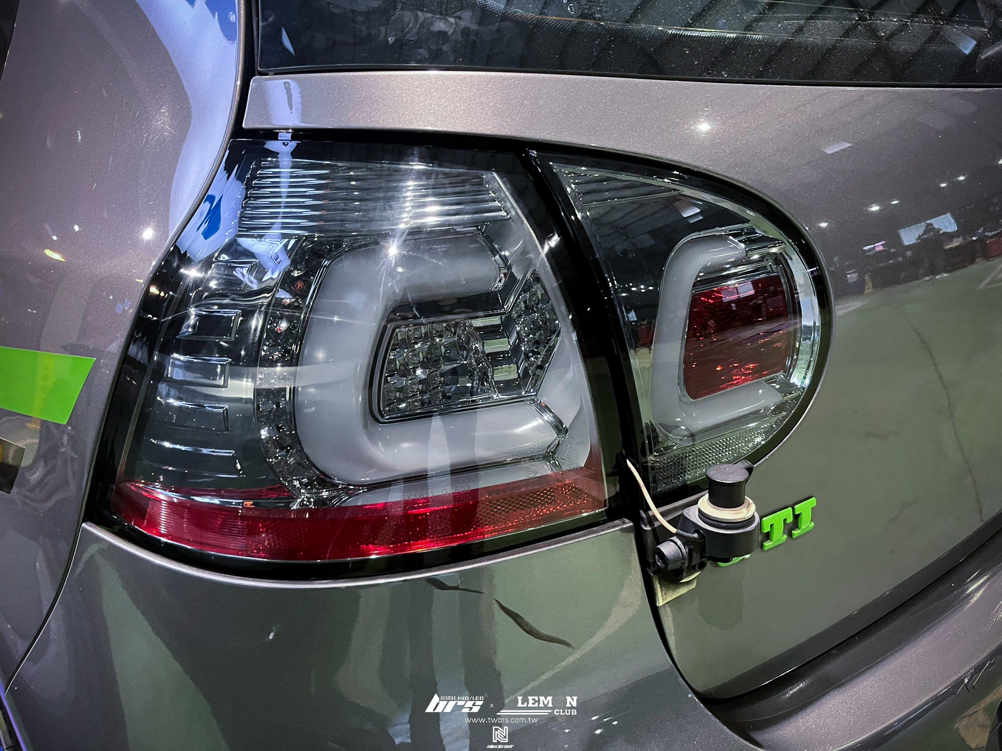 Volkswagen Golf 5 安裝 C型導光LED尾燈