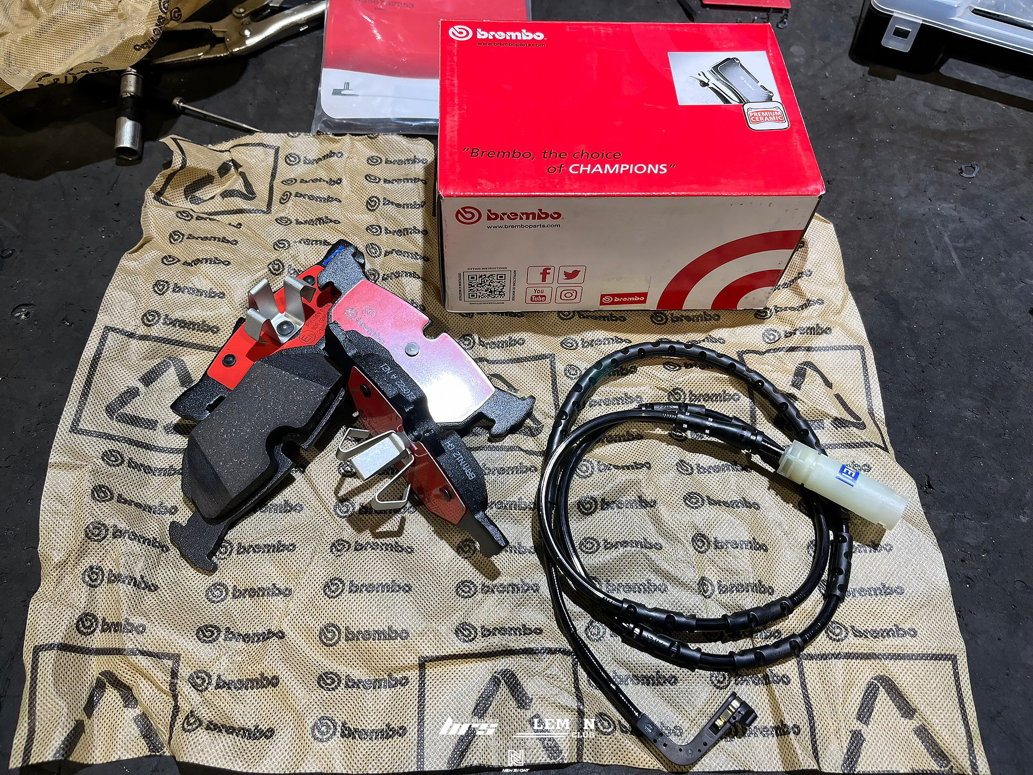 BMW E90 安裝 後Brembo來令片(紅皮)+煞車感應線