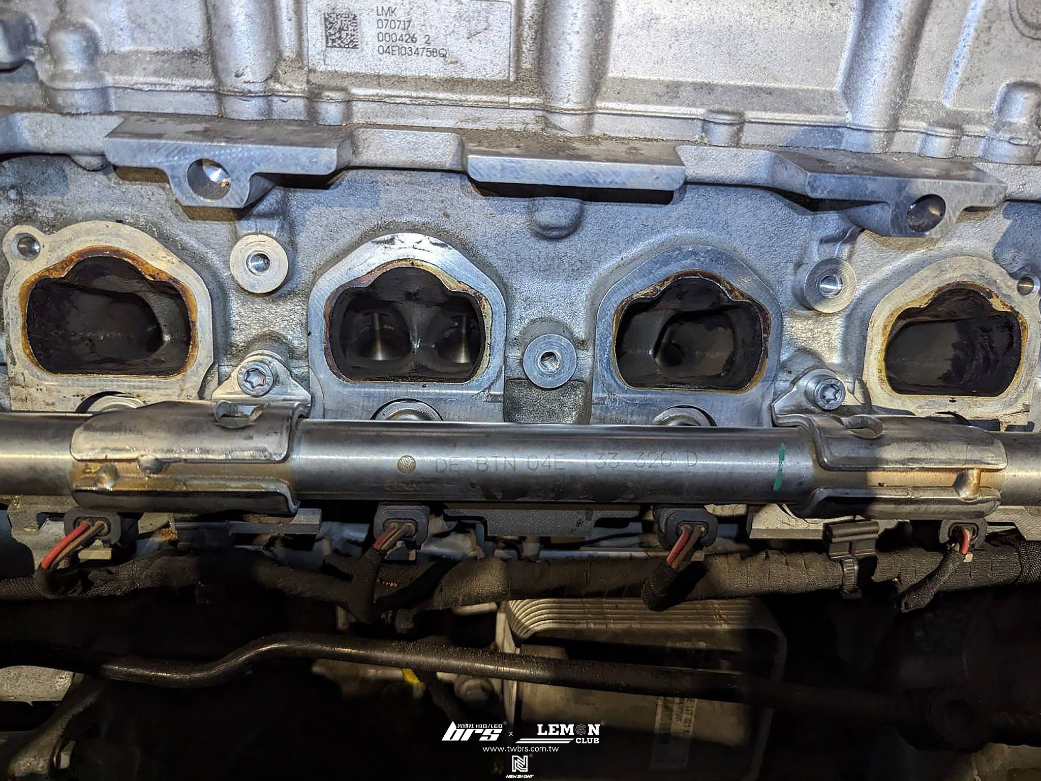Skoda Octavia 保養(萊茵機油5W30+原廠機油芯)+核桃沙清洗