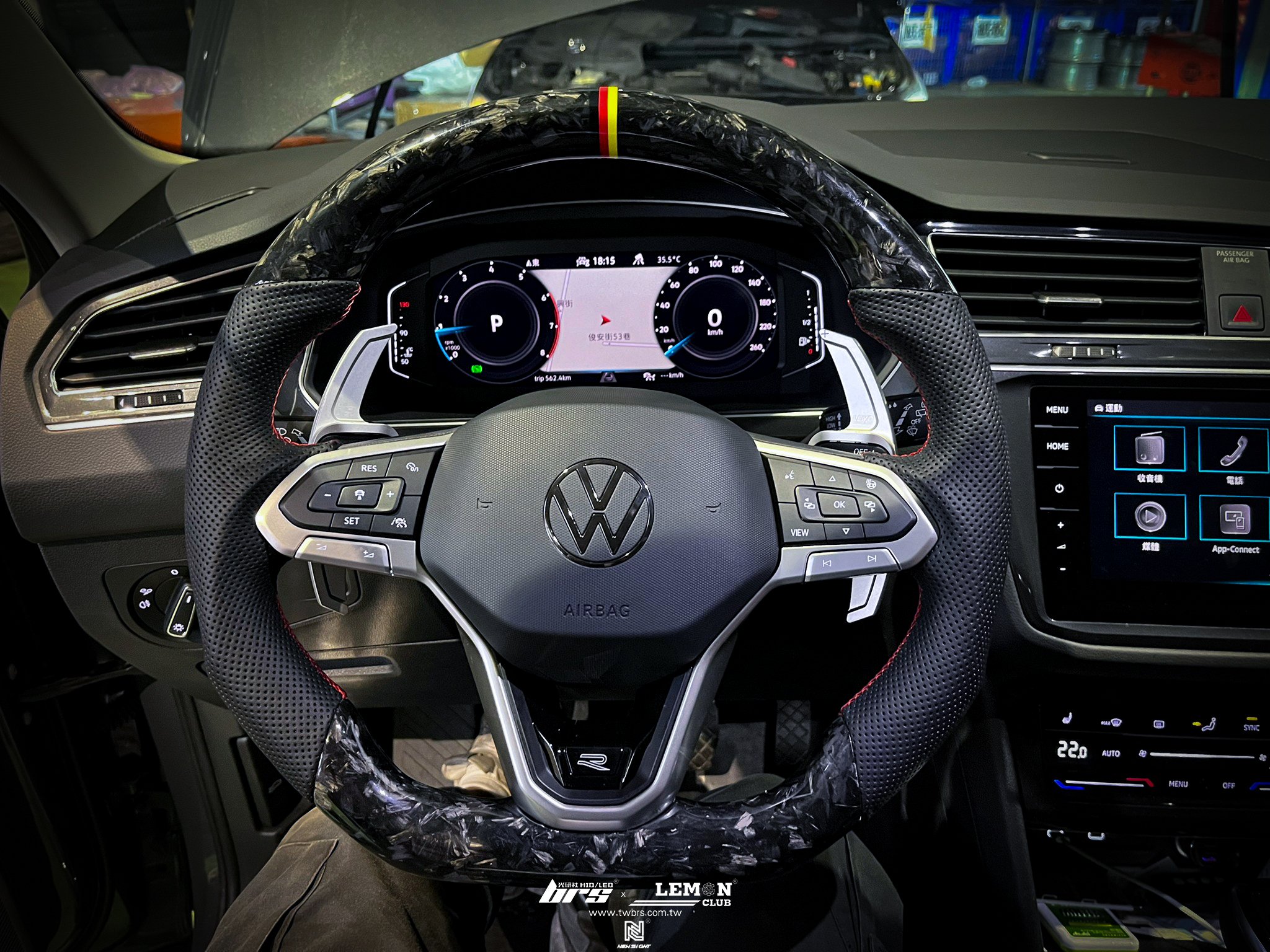Volkswagen New Tiguan 安裝 鍛造碳纖維方向盤-三色正標+Leyo換檔撥片+VAG方向盤版離手晶片