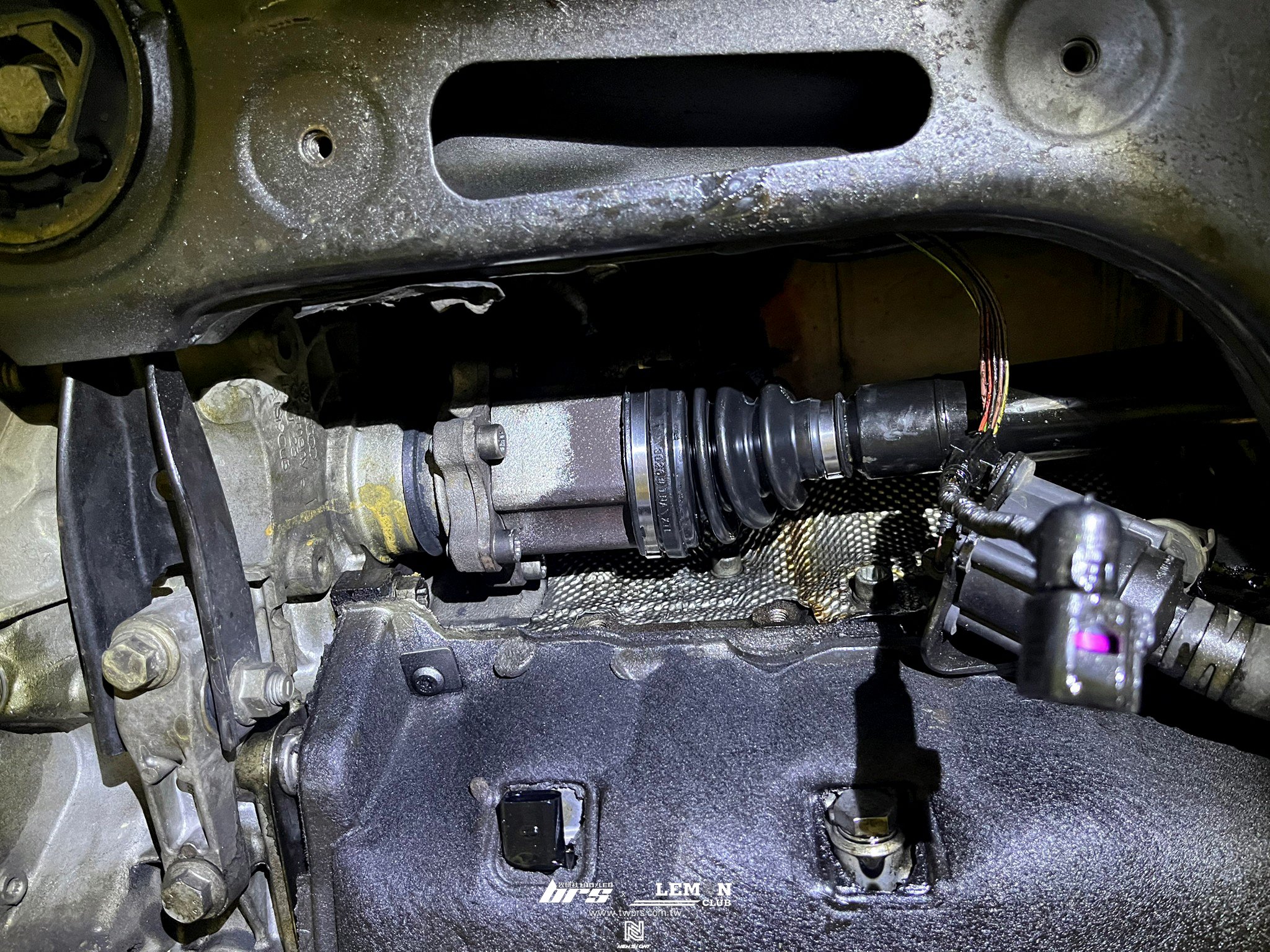 Skoda Superb 保養 原廠變速箱油更換+原廠變速箱油濾芯+墊圈更換+右內防塵套更換