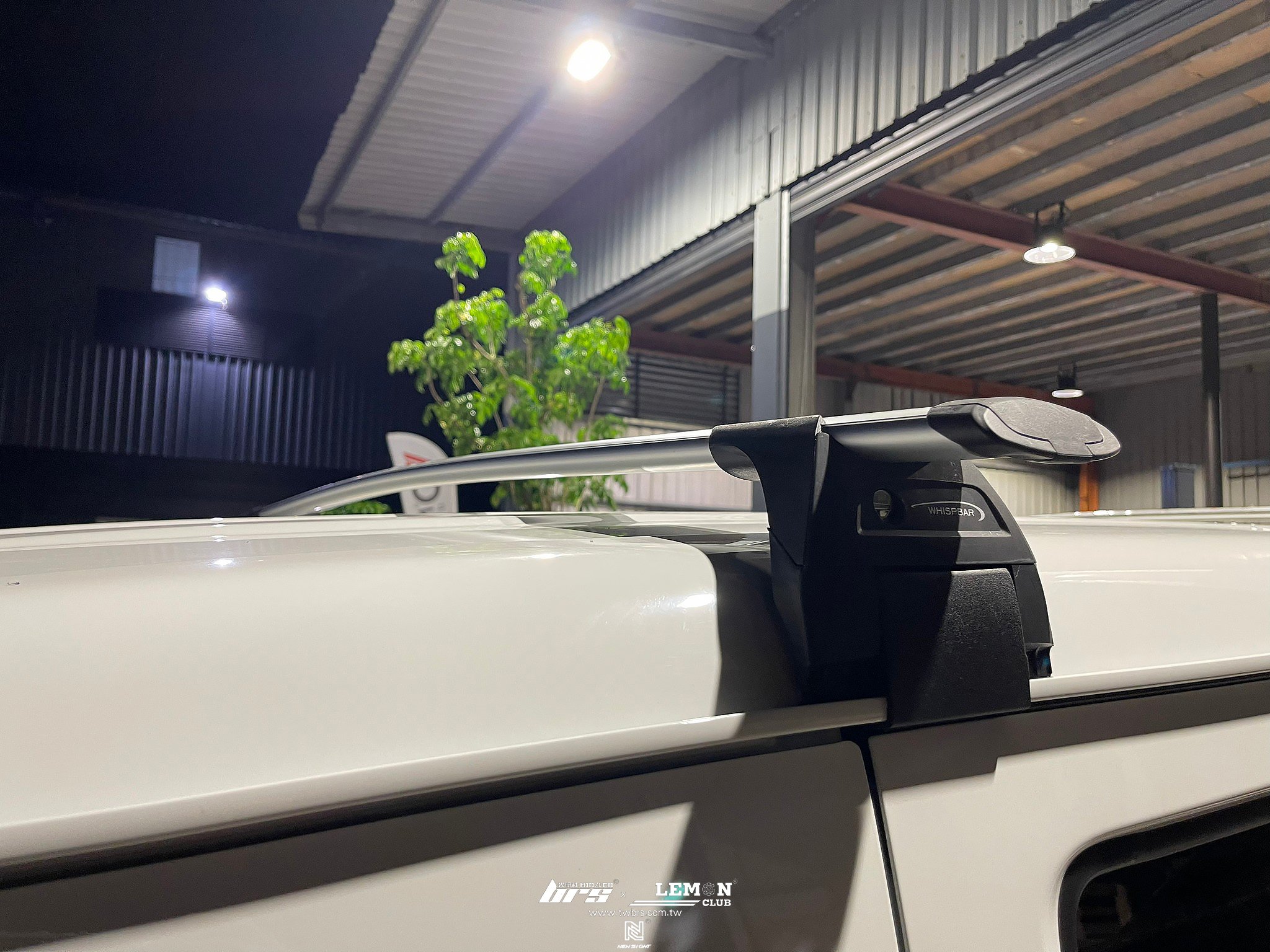 Toyota Town Ace 安裝 WHISPBAR S18 車頂橫桿