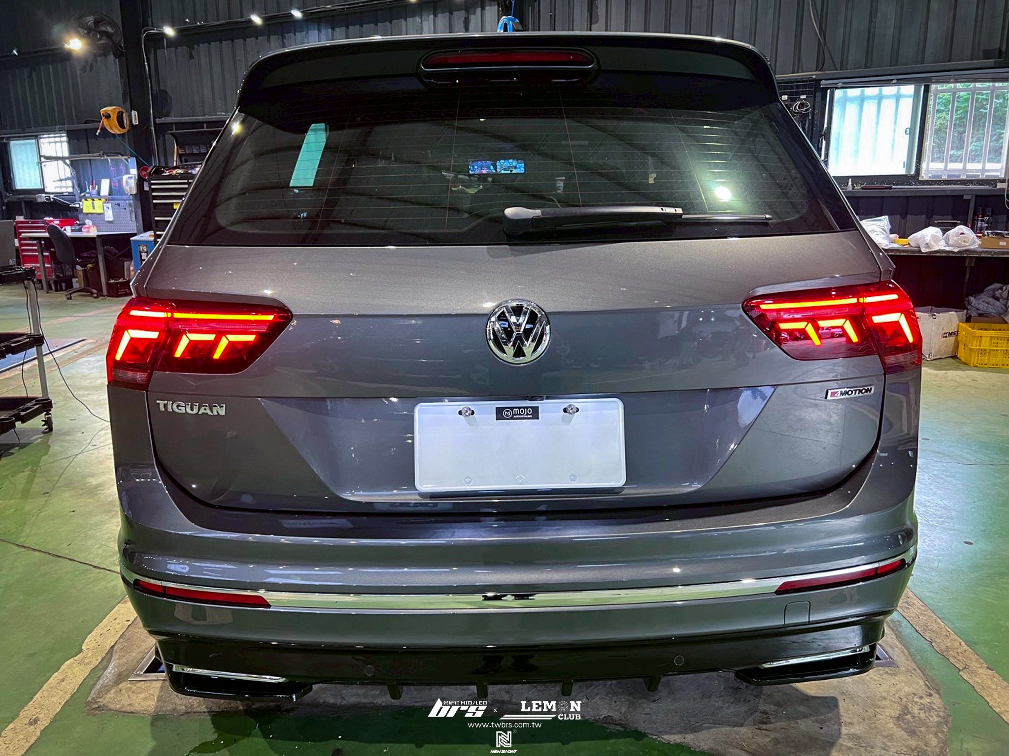 Volkswagen New Tiguan 安裝 21年式原廠動態流水尾燈+原廠直接式胎壓系統搭配ORO金屬銀氣嘴+後視鏡流水LED方向燈+專用尾門警示燈+腳窩燈