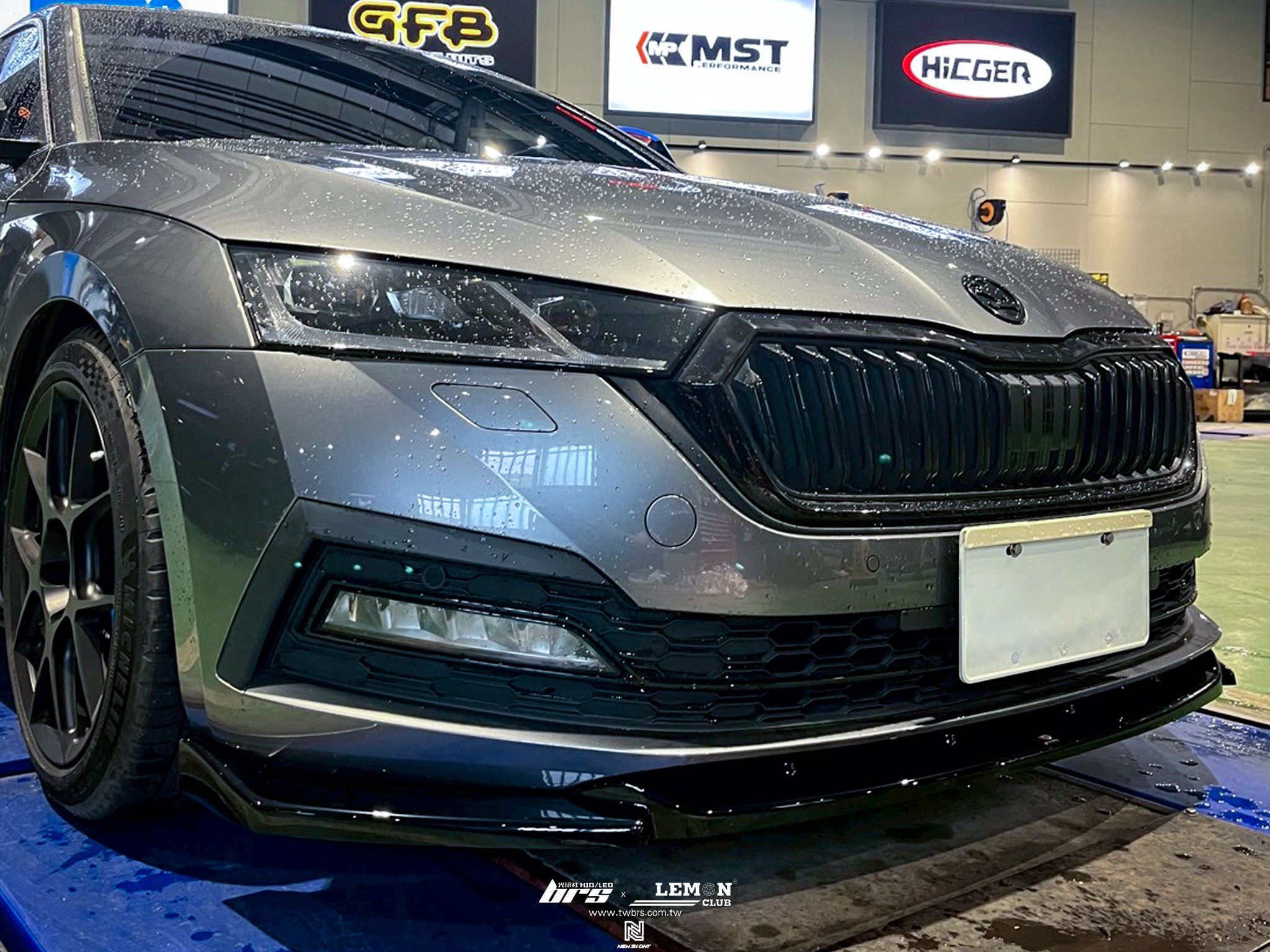 Skoda Octavia 安裝 MAXTON前下巴+MAXTON後下擾流+MAXTON側裙