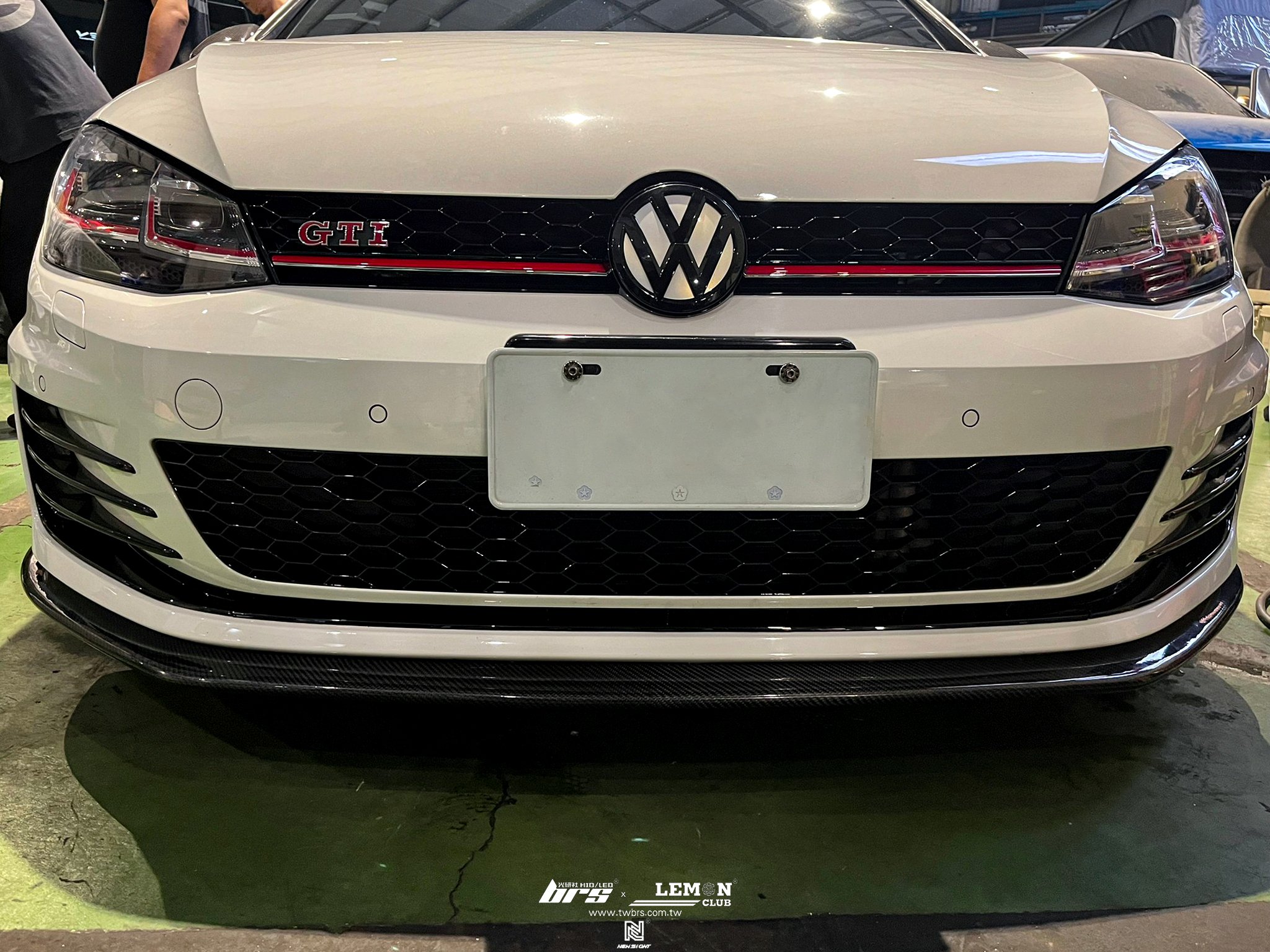 Volkswagen Golf 7 GTI 安裝 前保桿夜色套件