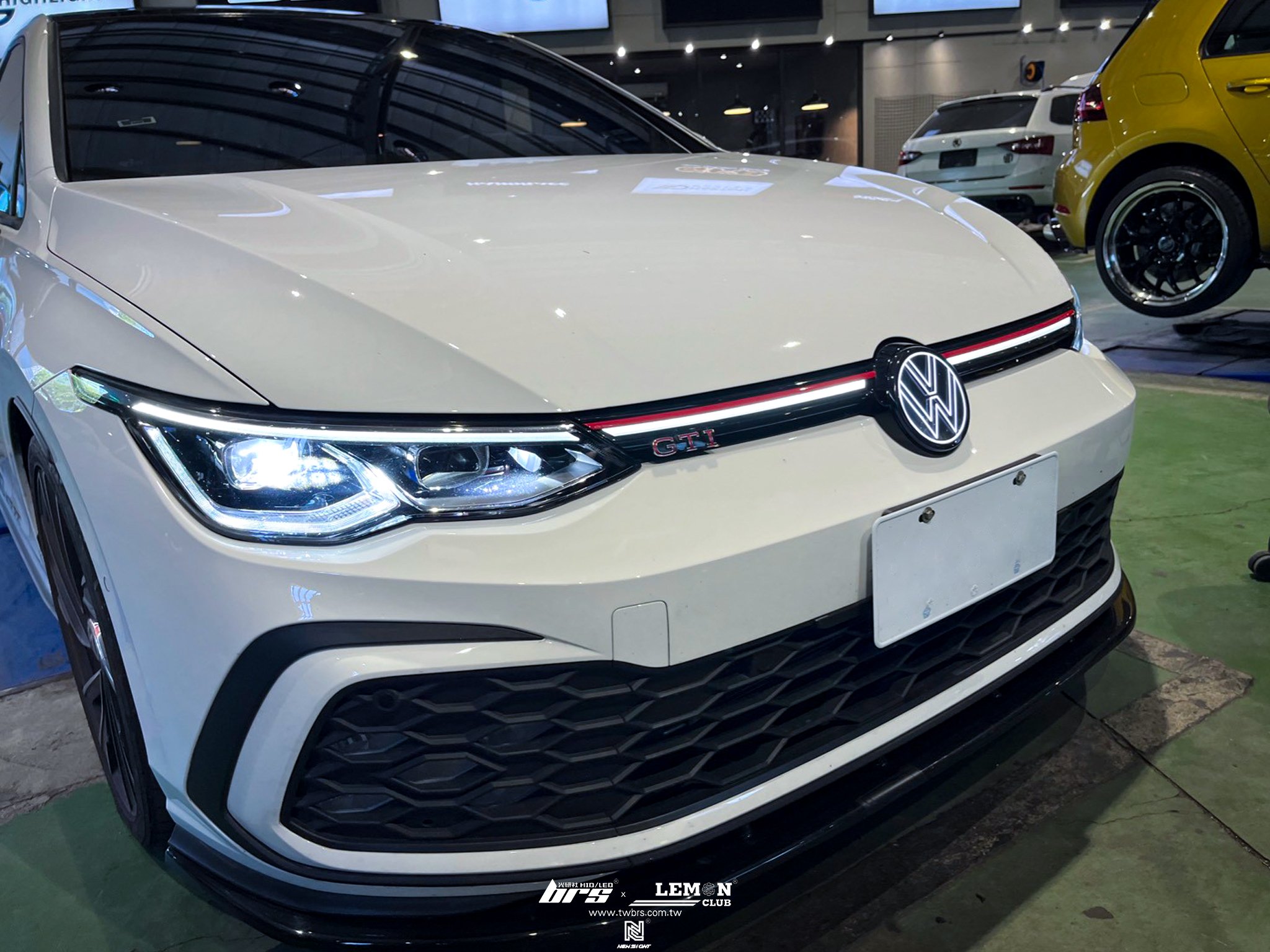 Volkswagen Golf 8 GTI 安裝 發光廠徽