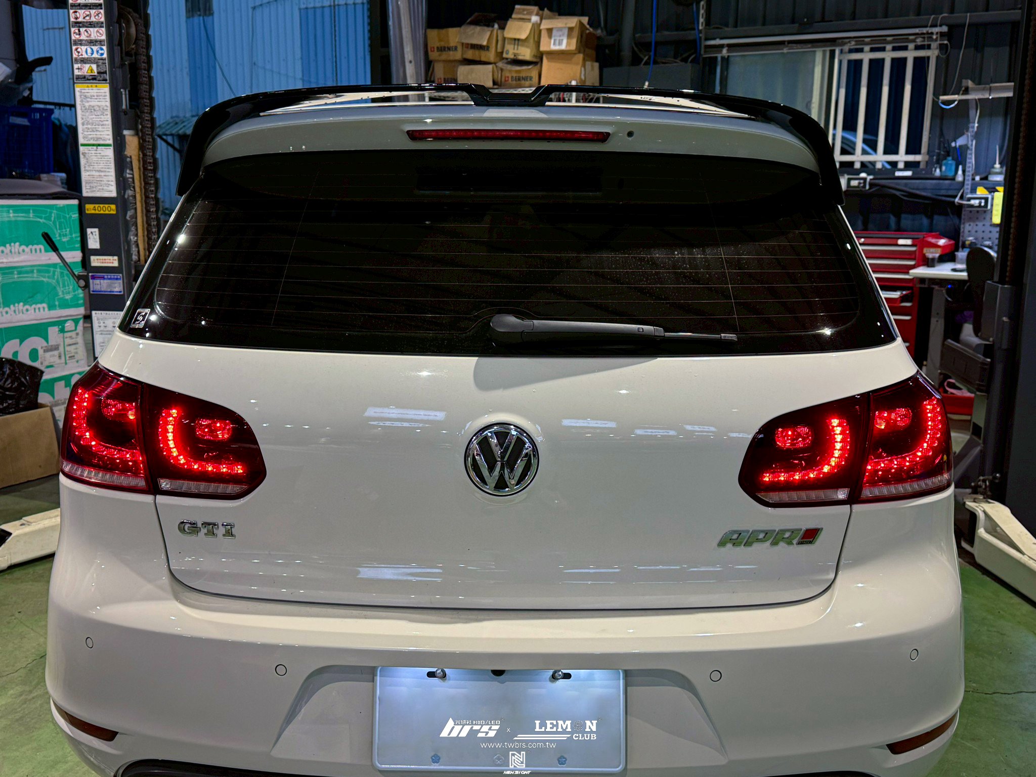 Volkswagen Golf 6 安裝 R20副廠流水LED尾燈