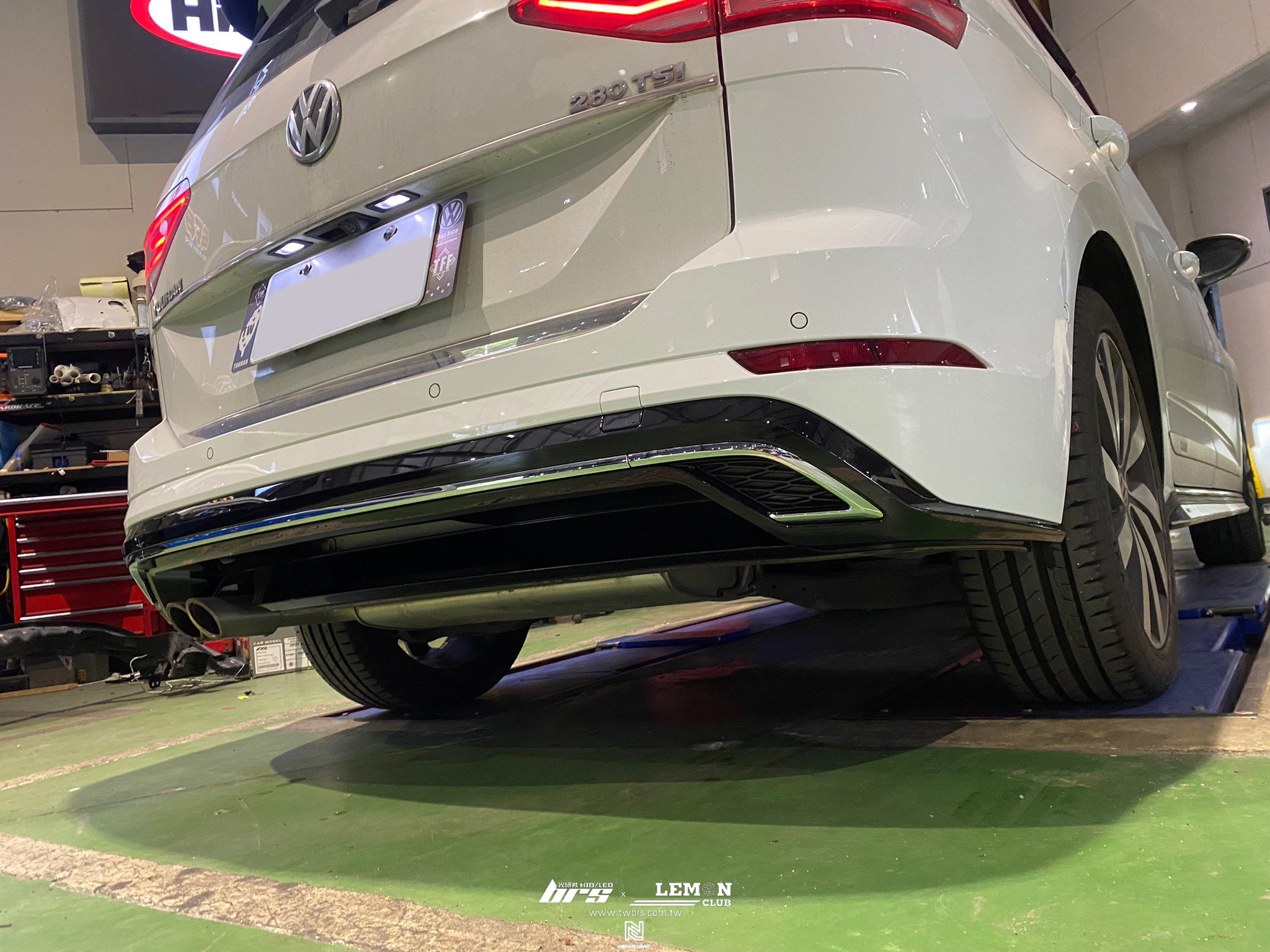 Volkswagen Touran 安裝 R-Line原廠後保桿