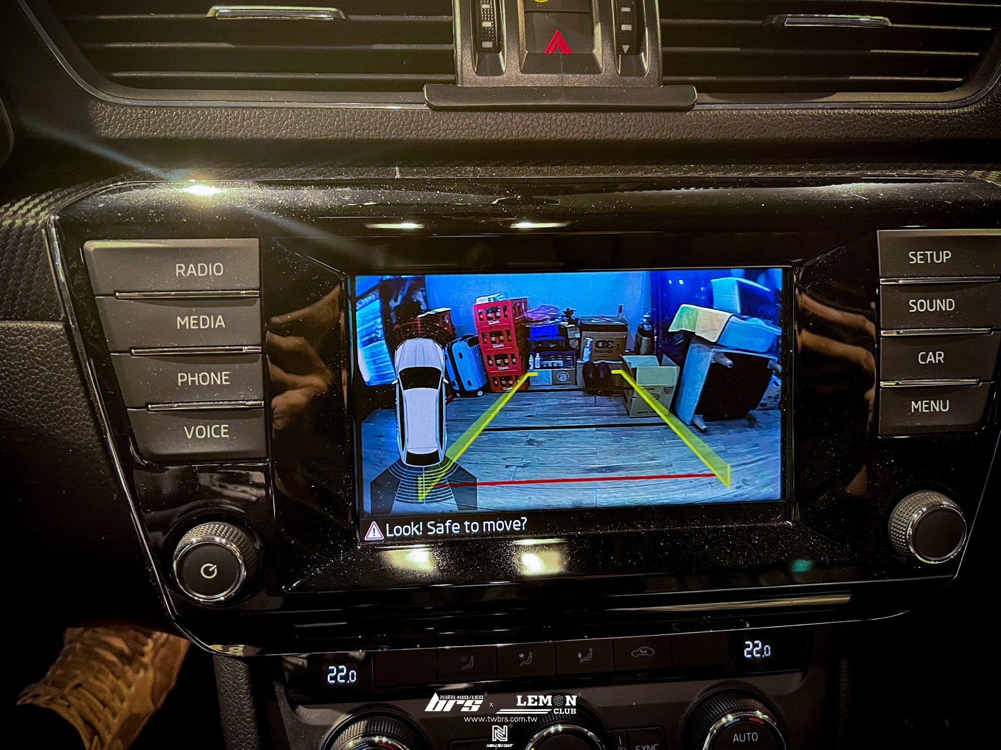 Skoda Superb 安裝 把手式倒車顯影鏡頭(軌跡版)