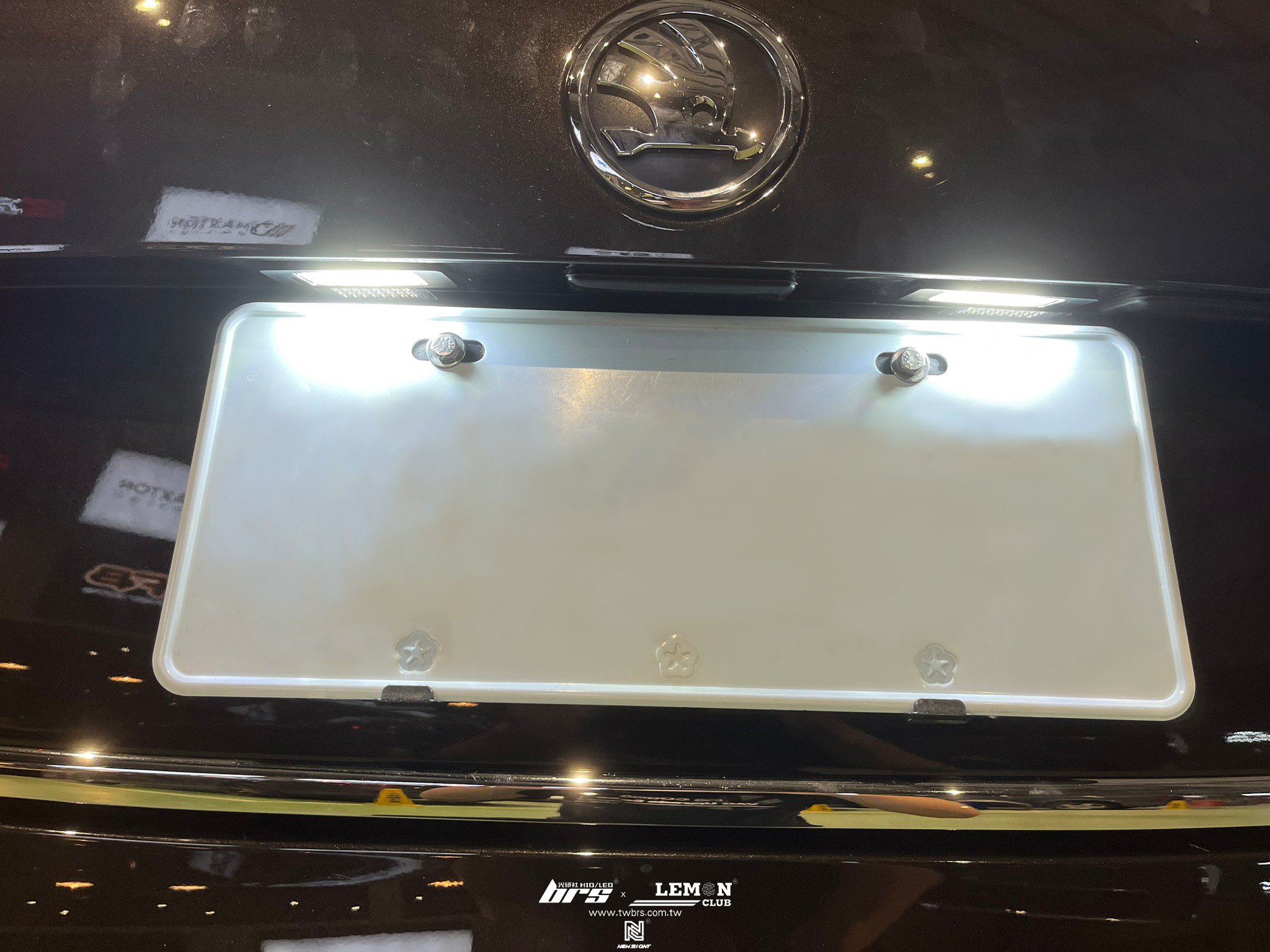 Skoda Superb 安裝 VAG牌照燈