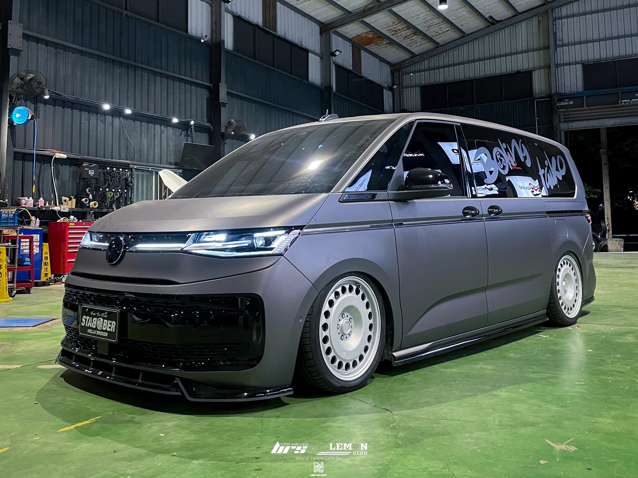 Volkswagen T7 Multivan 安裝 Feelair V3 氣壓避震器+ASGA客製化鍛造20吋鋁圈+韓泰K127街胎+鍛碳觸摸式方向盤+R8按鍵(啟動+駕駛模式)