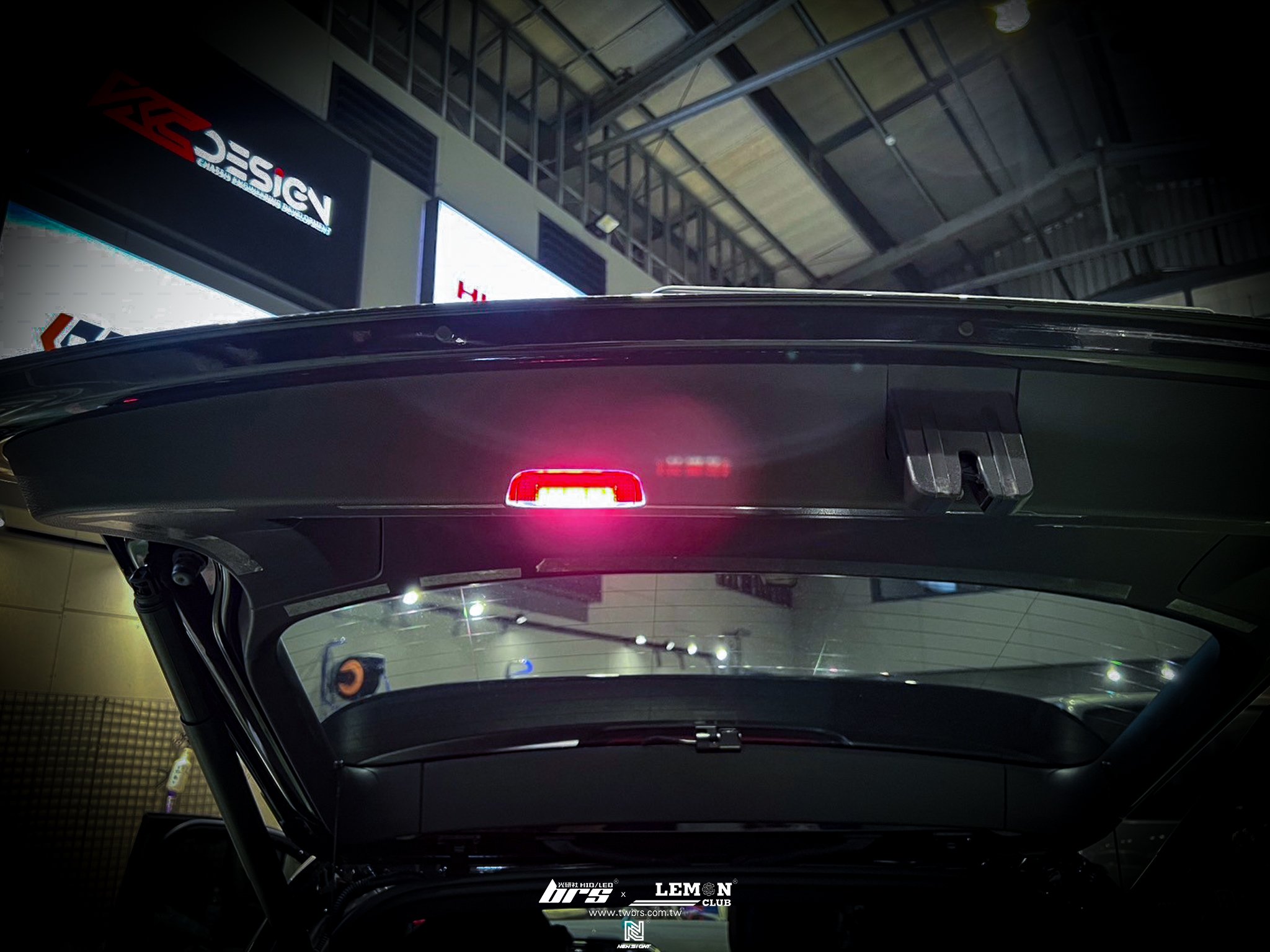 Volkswagen New Tiguan 安裝 原廠9.2吋觸碰螢幕+MIB音響主機+LED後車箱燈+專用後車門警示照明燈