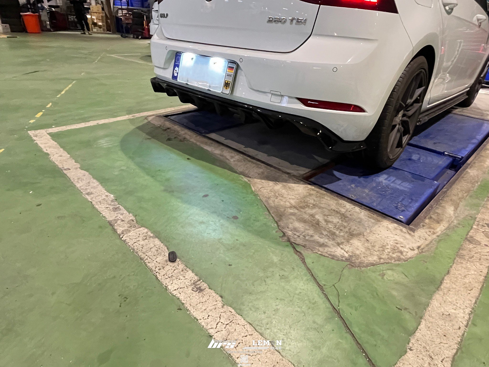Volkswagen Golf 7.5 安裝 TCR後下擾流+GTI 多功能方向盤帶換檔撥片+Leyo透明換檔撥片