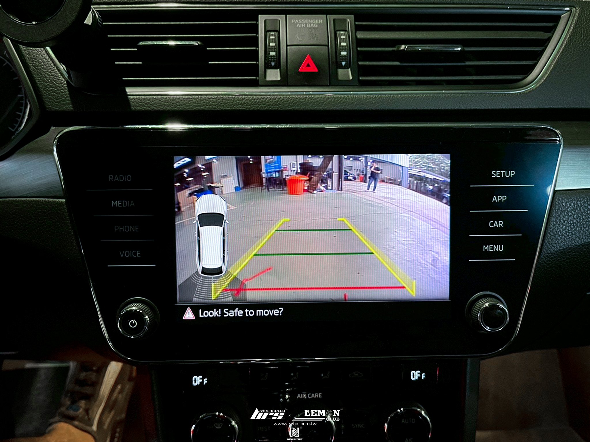 Skoda Superb 安裝 MIB主機專用把手式倒車鏡頭-軌跡版