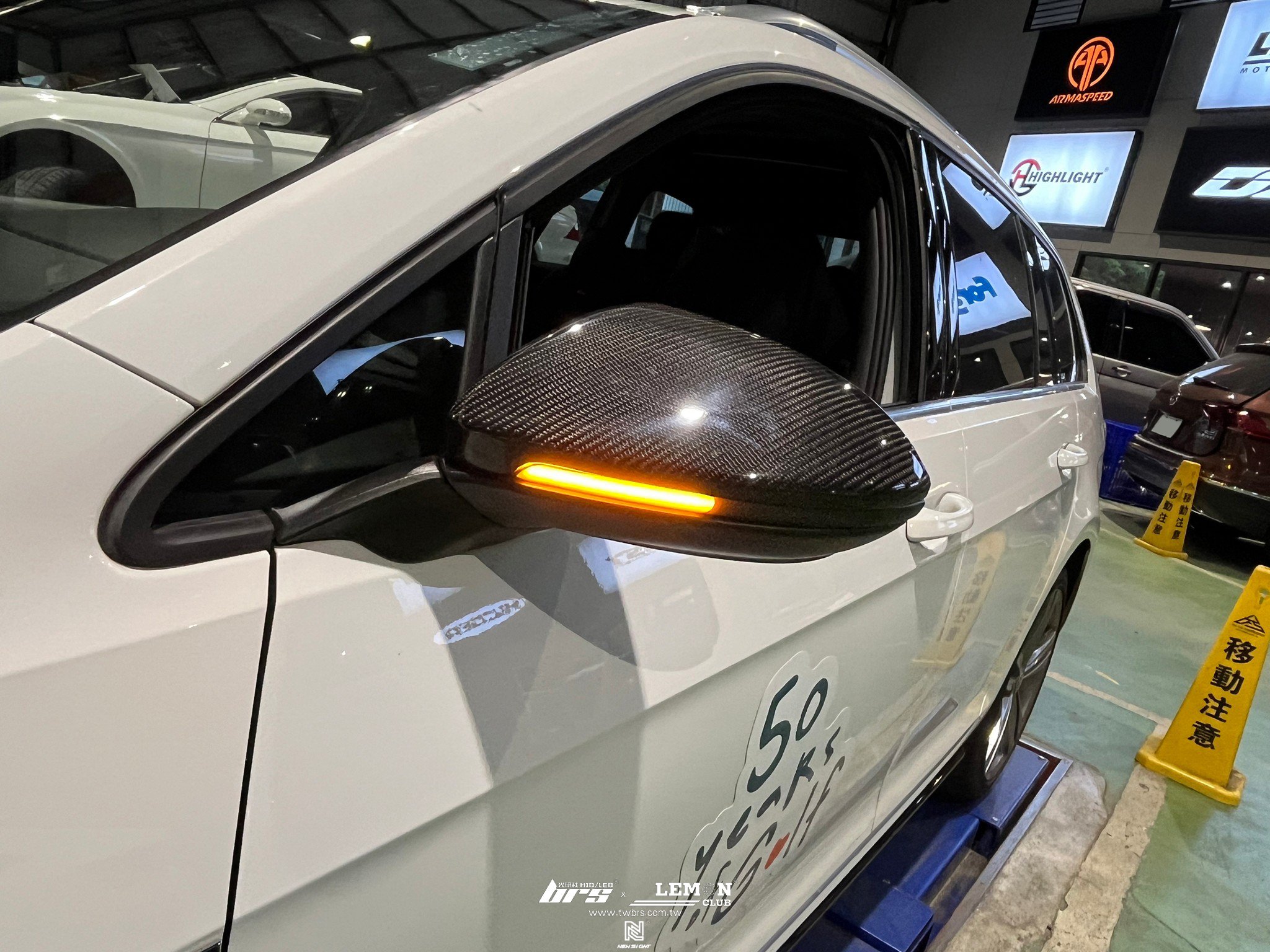 Volkswagen Golf 7.5 Variant 安裝 車道保持+R 前保桿套件+TCR尾翼+後視鏡流水方向燈+碳纖維後視鏡蓋