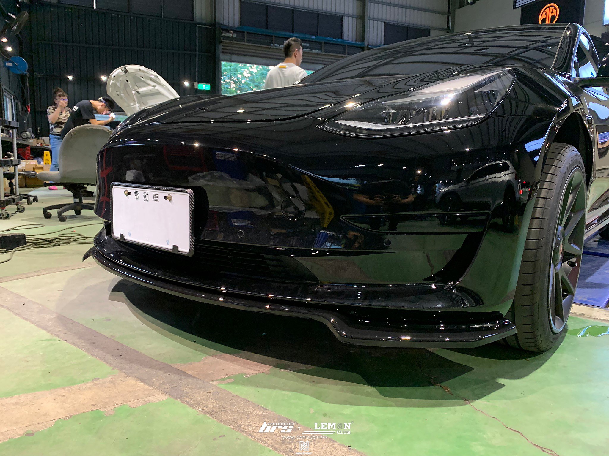 Tesla 安裝 類MAX後下擾流+類MAX前下巴