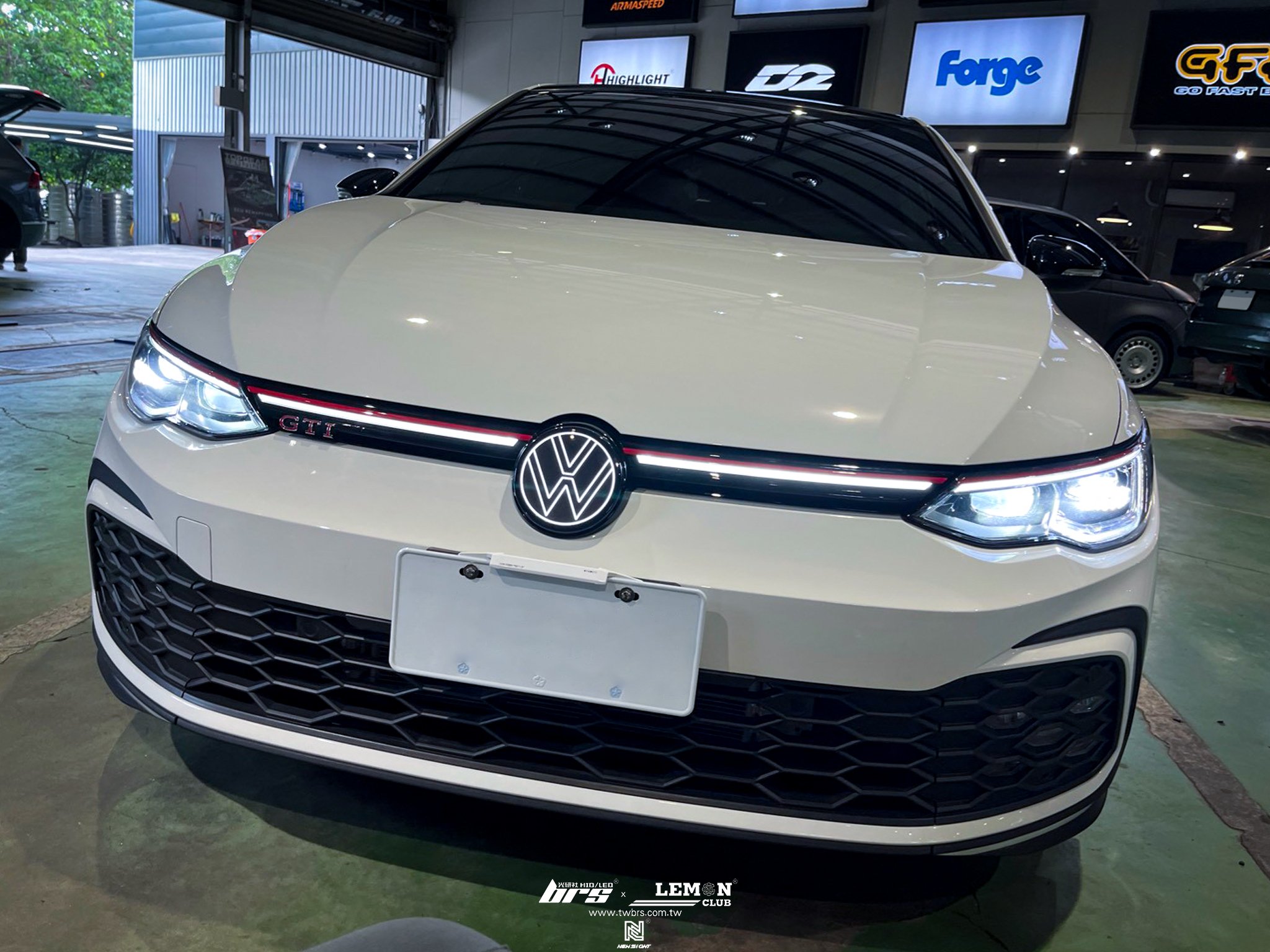 Volkswagen Golf 8 GTI 安裝 亮黑後視鏡蓋+發光廠徽