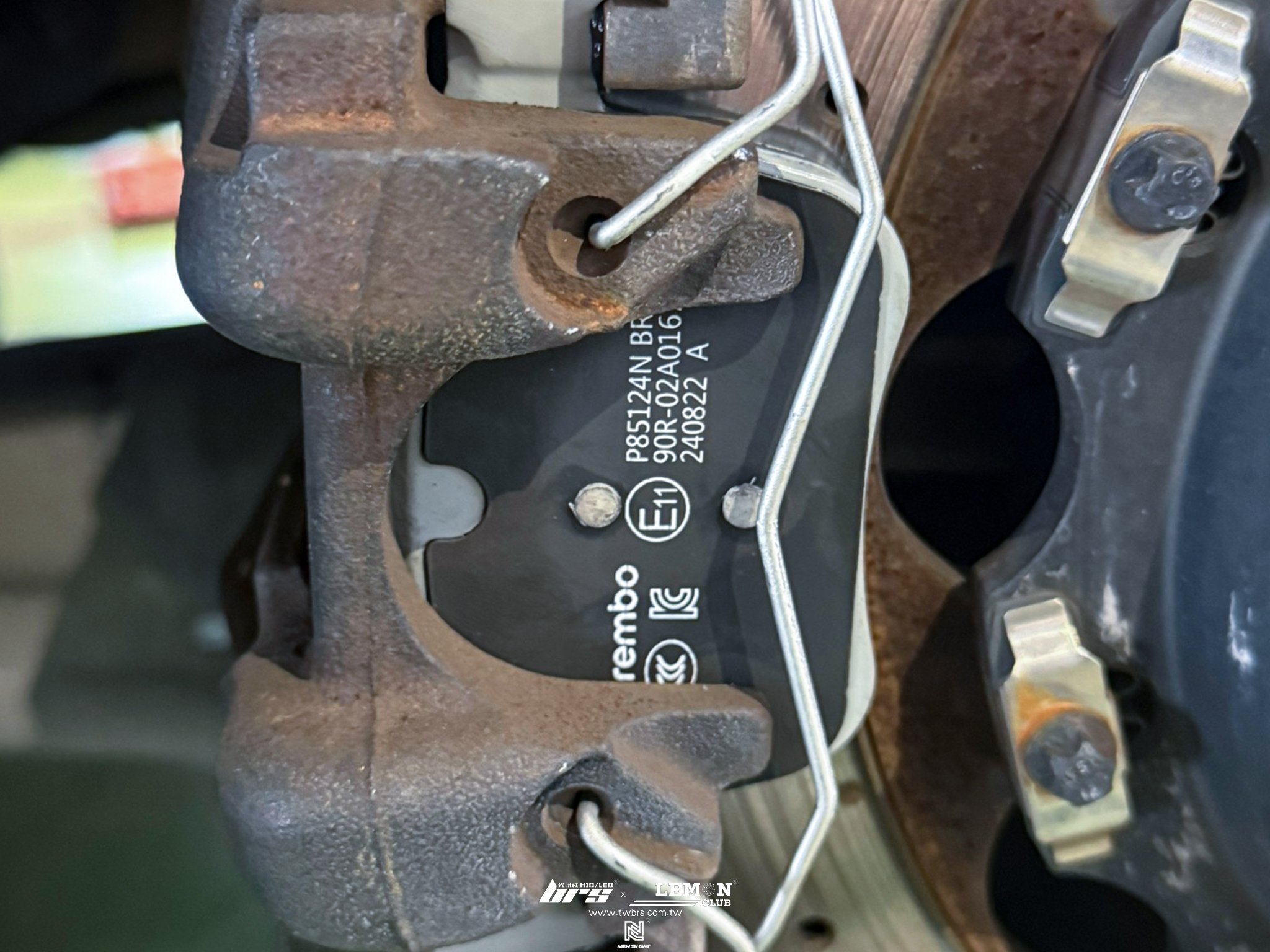 Skoda Superb 安裝 後Brembo來令片(黑皮)+雨刷噴水馬達+墊圈更換+雷達插頭更換