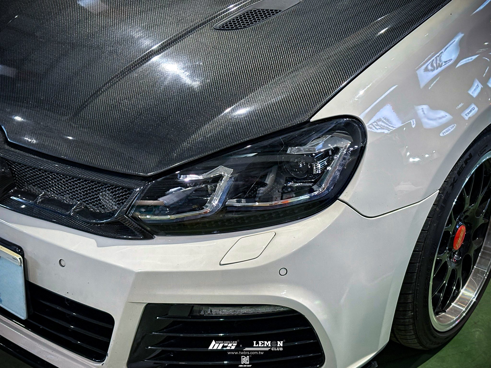 Volkswagen Golf 6 安裝 6改7.5式樣銀線魚眼大燈總成+YEAKY大燈35W 6500K HID H7增亮型